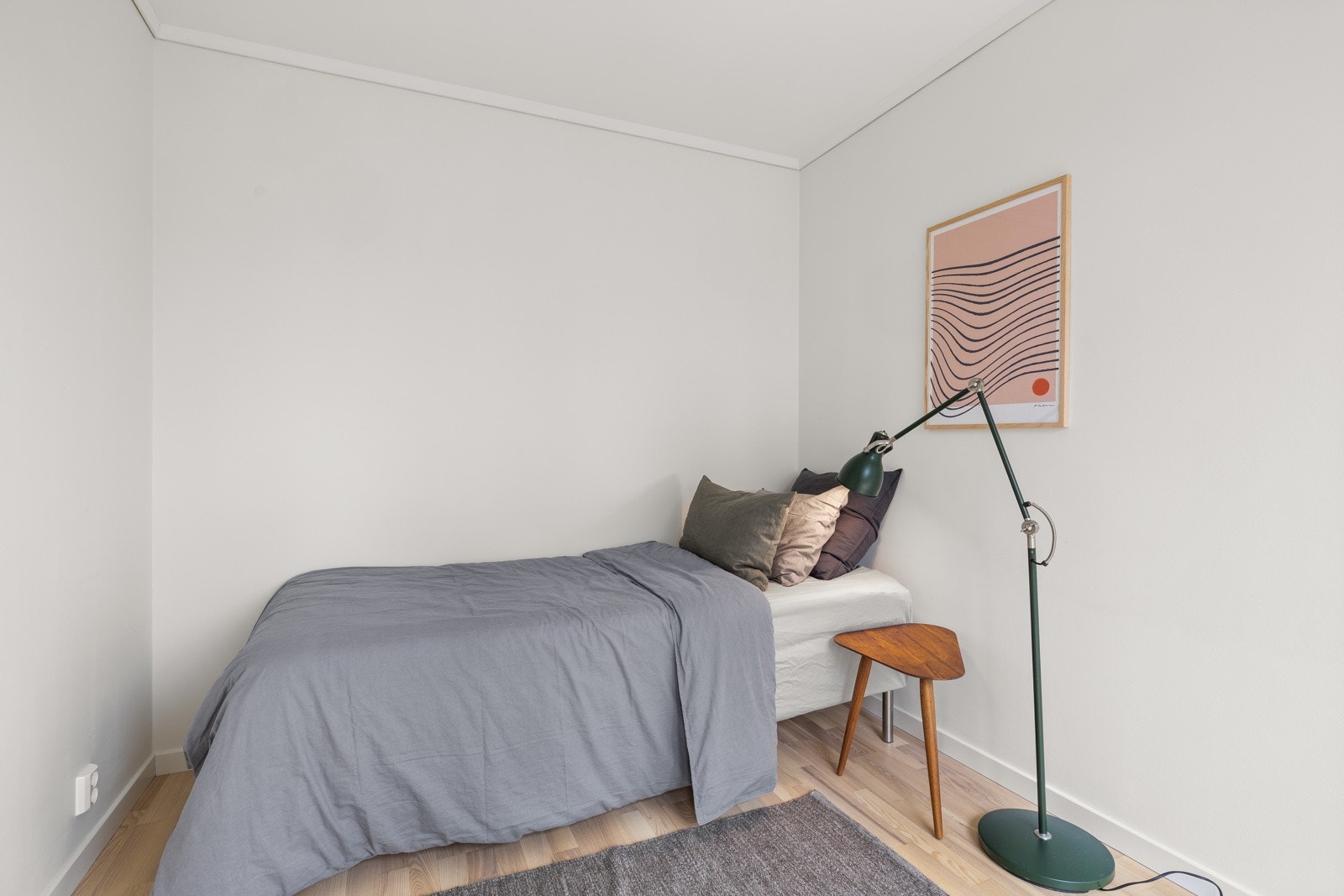 Soveromet er romslig, med god plass til seng og praktiske garderobeløsninger Galleribilde