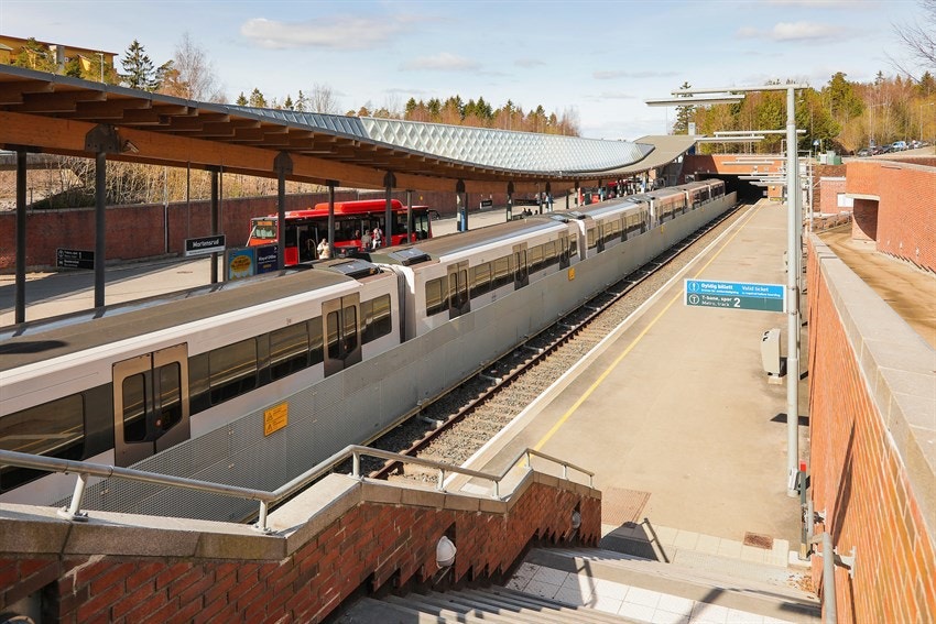 T-banestasjon og bussholdeplass en liten spasertur fra boligen Galleribilde