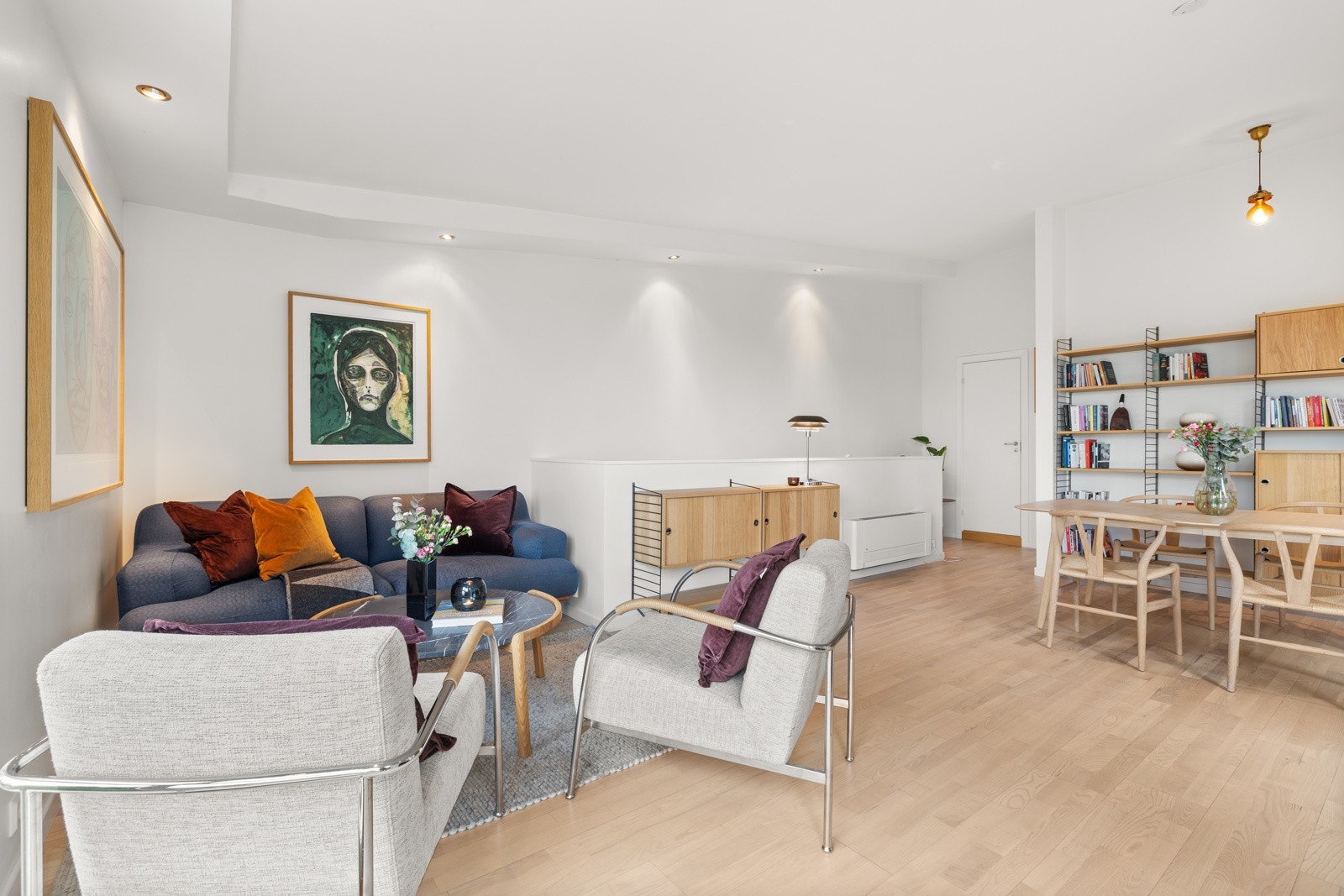 Her har du god plass til både sofainnredning, stort spisebord og annet stuemøblement Galleribilde