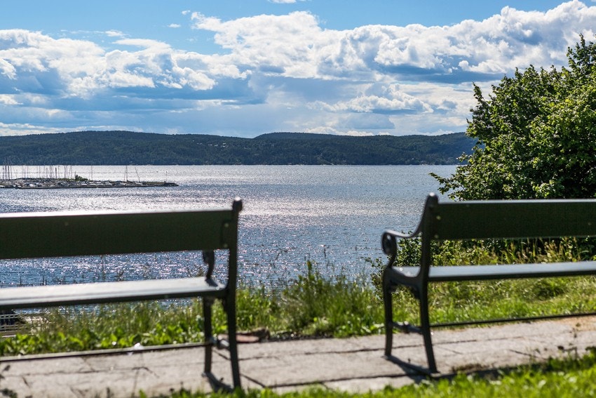 Nærhet til populære strender langs fjorden - her er Hvervenbukta Galleribilde
