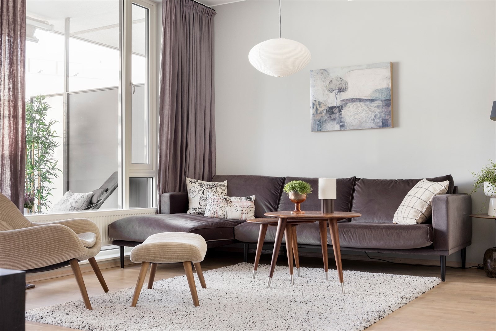 Det er god plass til sofa, spisebord og øvrig møblement Galleribilde