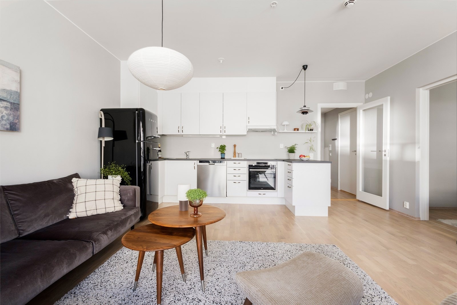 Pent kjøkken med innredning fra Aubo bestående av laminert benkeplate og laminerte skapfronter Galleribilde
