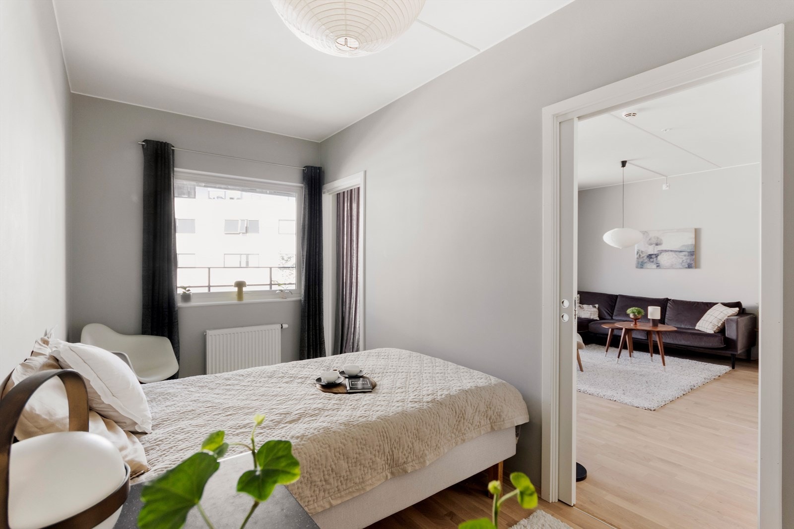 Soverommet er romslig med plass til dobbeltseng, nattbord og kommode/garderobeskap Galleribilde