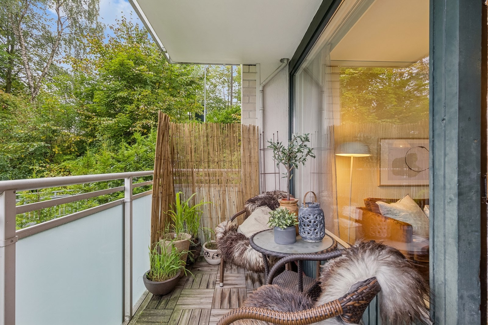 Boligen ligger flott til vendt ut mot grønt og frodig område. Galleribilde