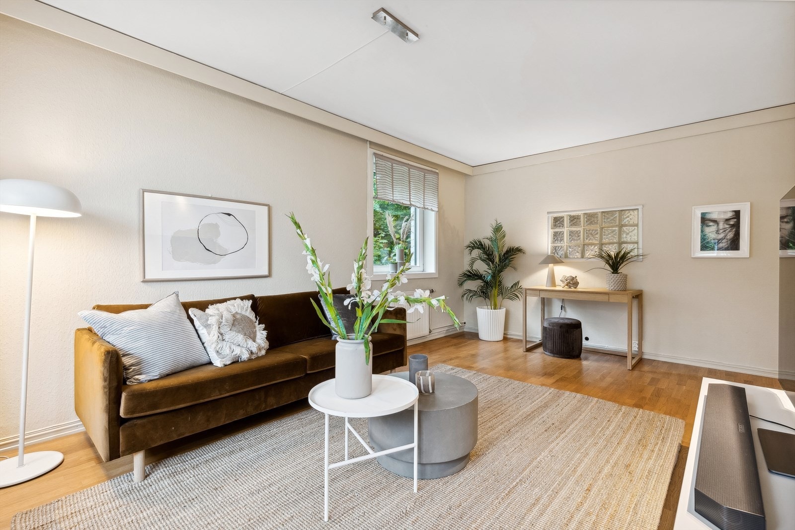 Stuens gode størrelse gjør den enkel å innrede i flere soner. Galleribilde