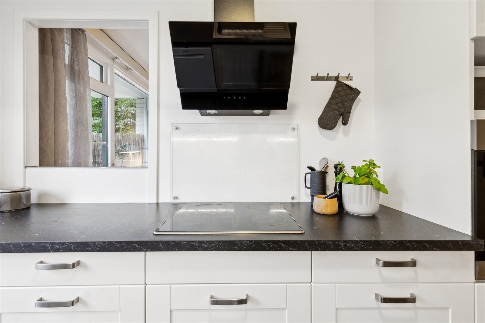 Kjøkkenet har godt med skap- og benkeplass. Galleribilde