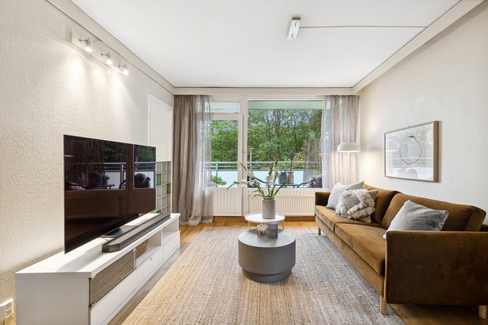 Stuen har radiator som sørger for lun varme. Dette er inkludert i felleskostnadene. Galleribilde