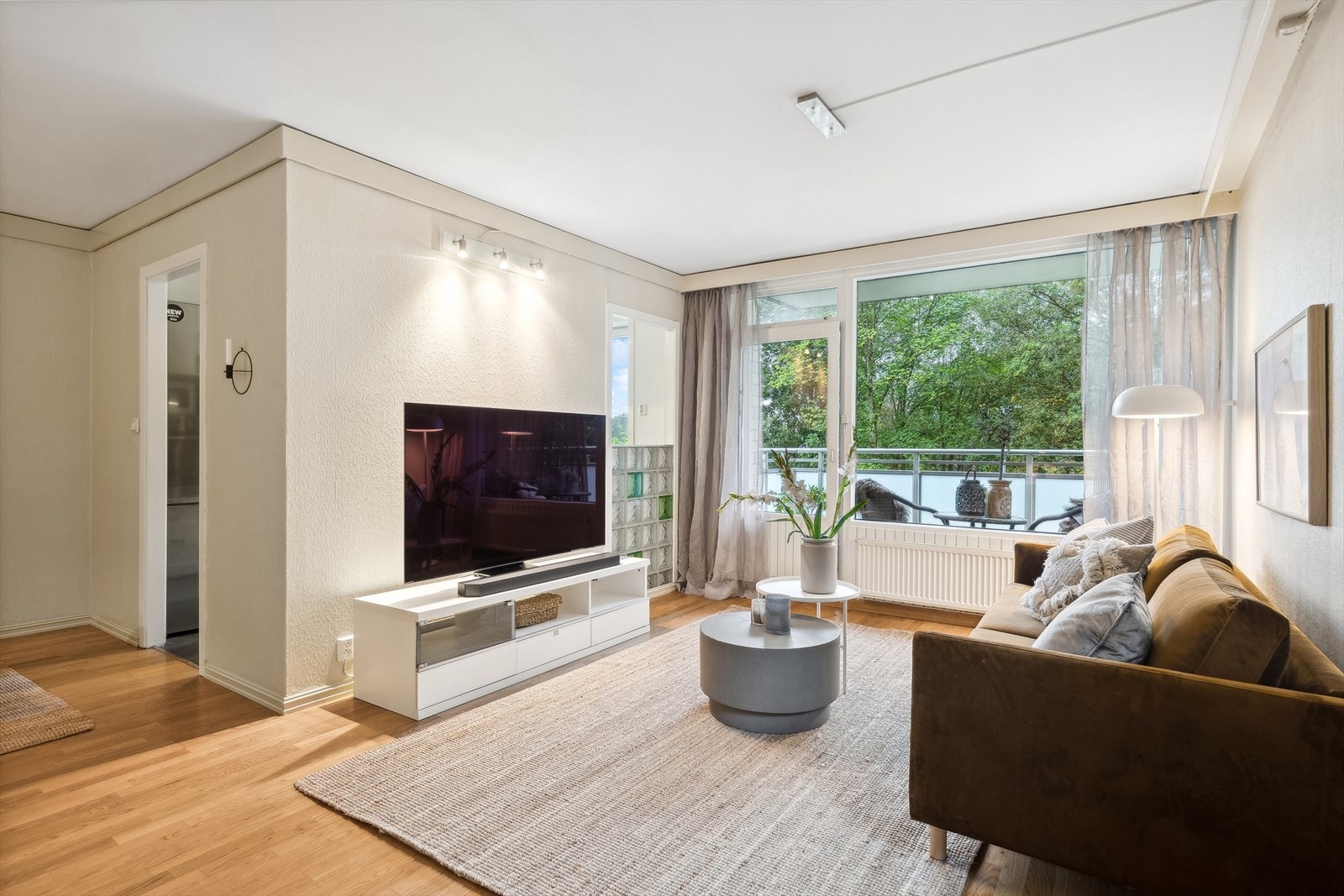 Leiligheten har en lys og koselig stue med utgang til balkong. Galleribilde