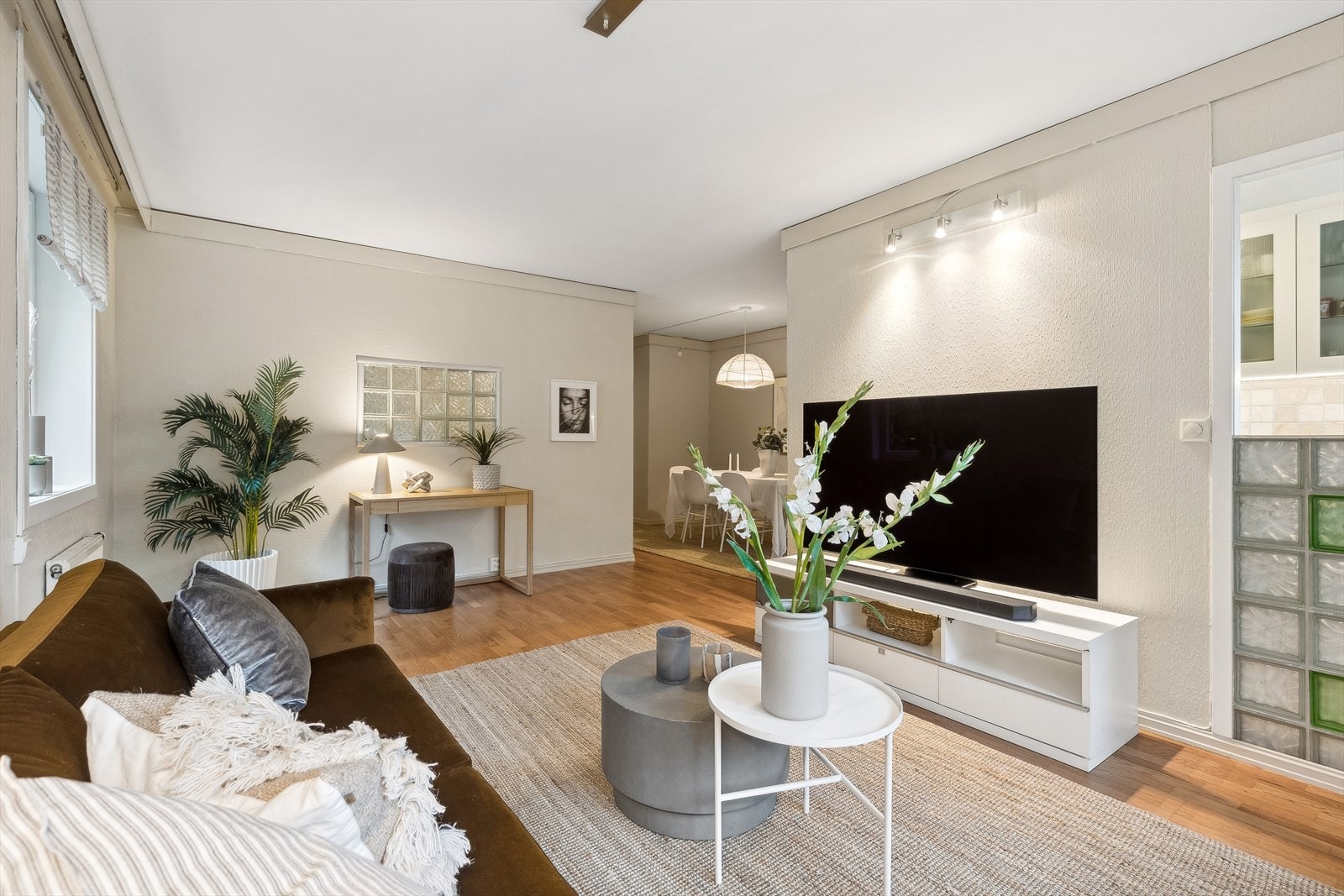 Stuen har en god planløsning, og det er også god plass til spisebord. Galleribilde