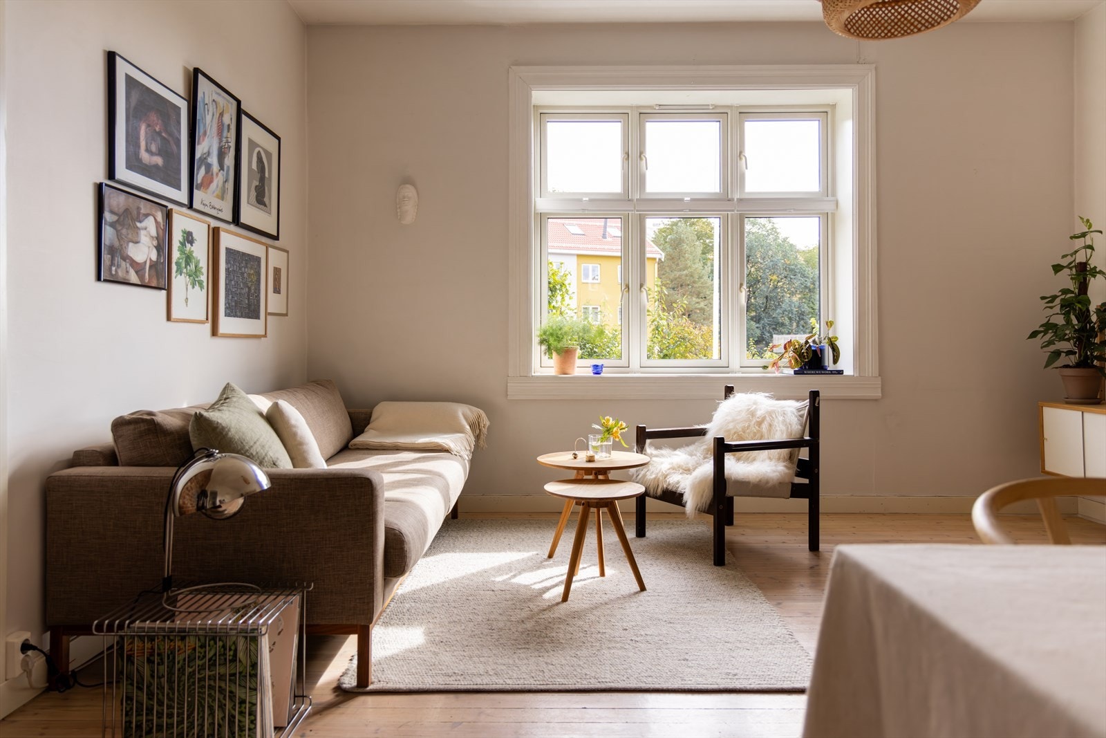 De store og dype vindusflatene fyller leiligheten med dagslys, og herfra har man hyggelig utsyn over den frodige bakgårdshagen Galleribilde