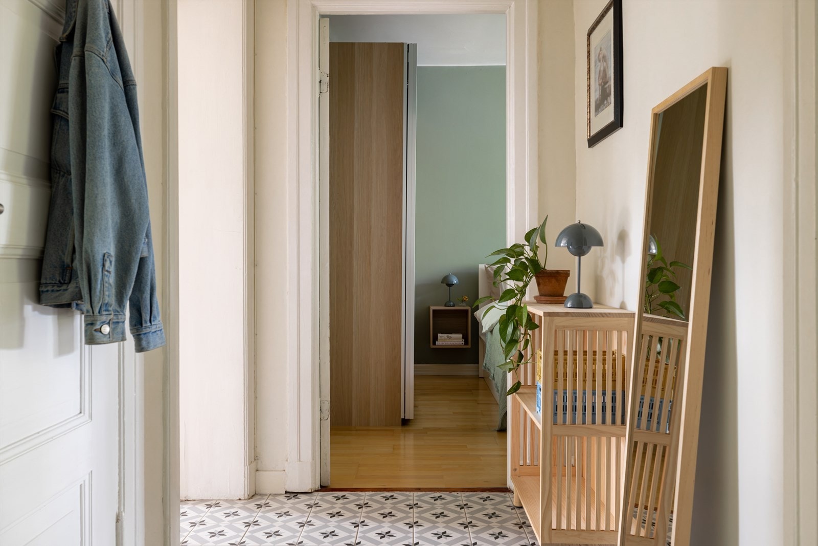 Her har man god plass for å henge fra seg yttertøyet og møblere med en hyggelig skjenk Galleribilde