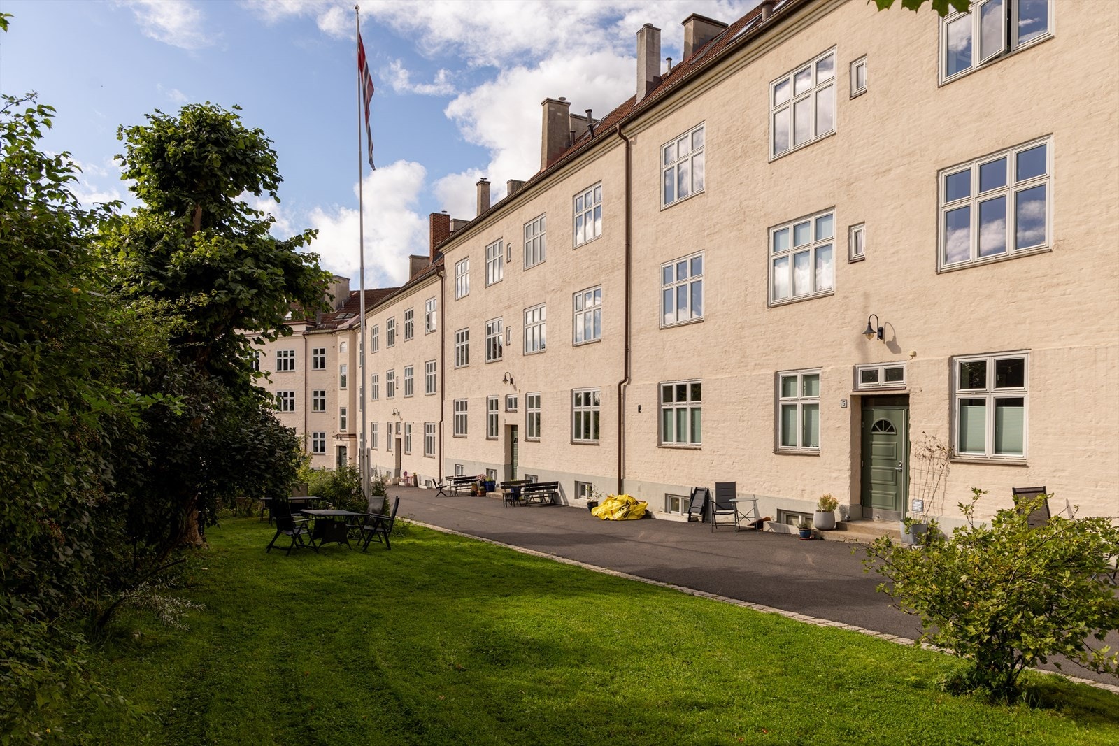 Ærverdig Torshovgård - Spaserstokken som nettopp feiret sitt 100-årsjubileum er kjent for sin store og frodige bakgårdshage, i tillegg til et svært hyggelig naboskap hvor alle kjenner alle Galleribilde