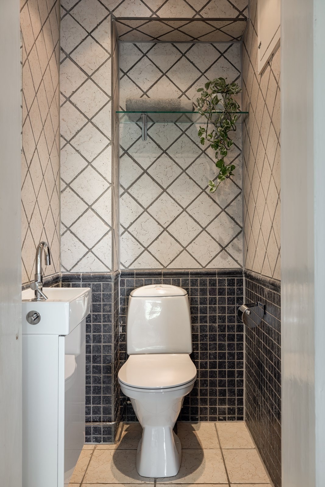 Leiligheten er praktisk utstyrt med et toalett som er separat fra badet - greit å ha i en hektisk hverdag når det er opptatt på badet Galleribilde