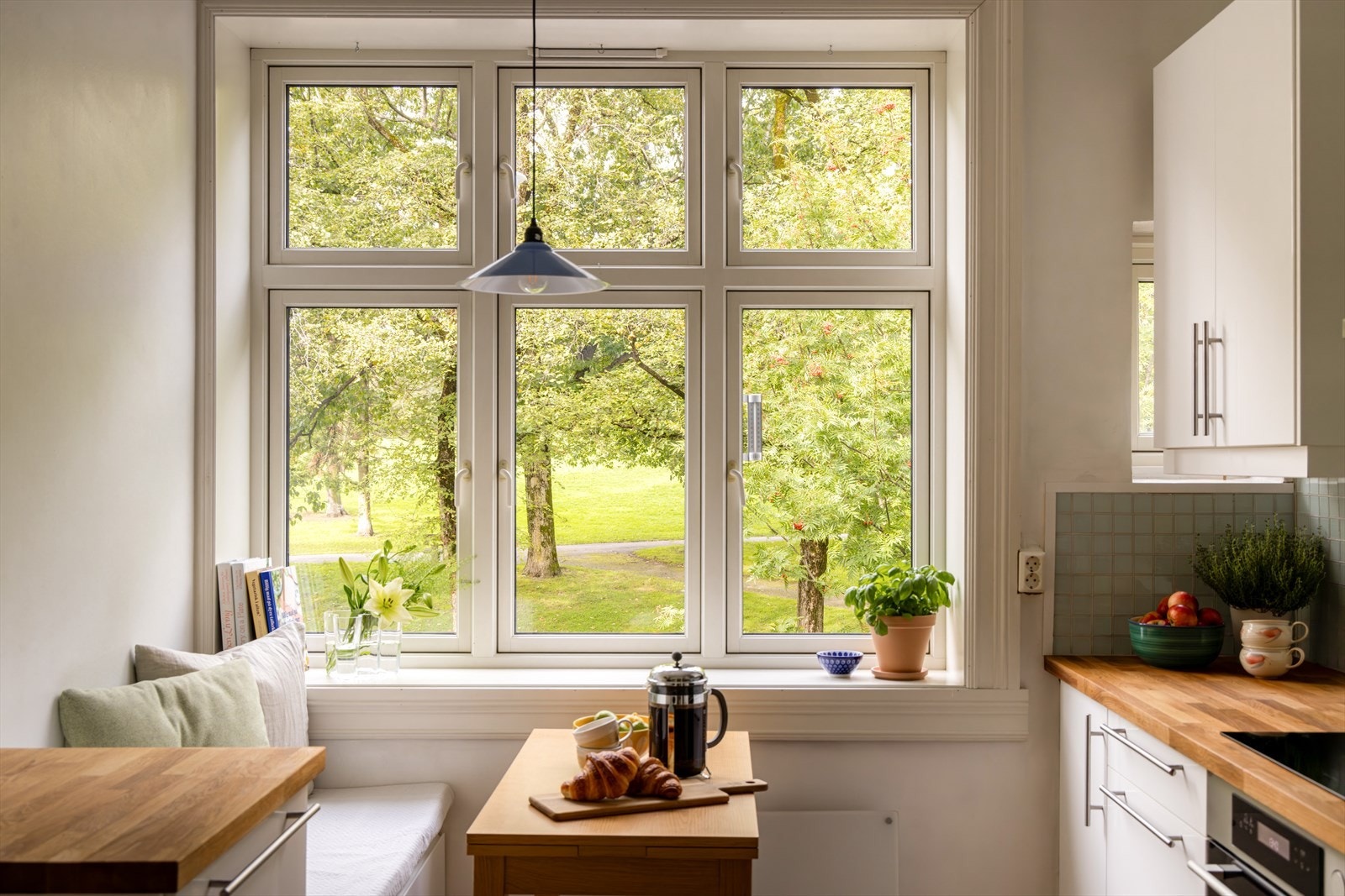 Her kan frokosten nytes med flott utsyn mot Torshovparkens idylliske omgivelser Galleribilde