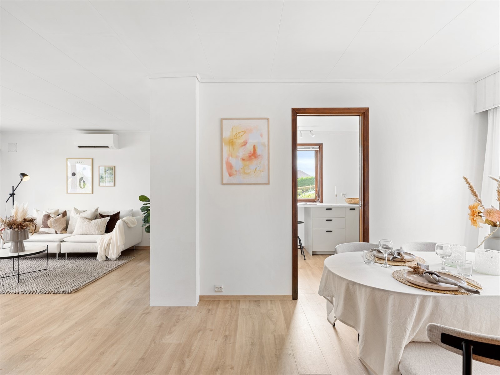 Romslig vinkelstue med plass til flere sittegrupper Galleribilde