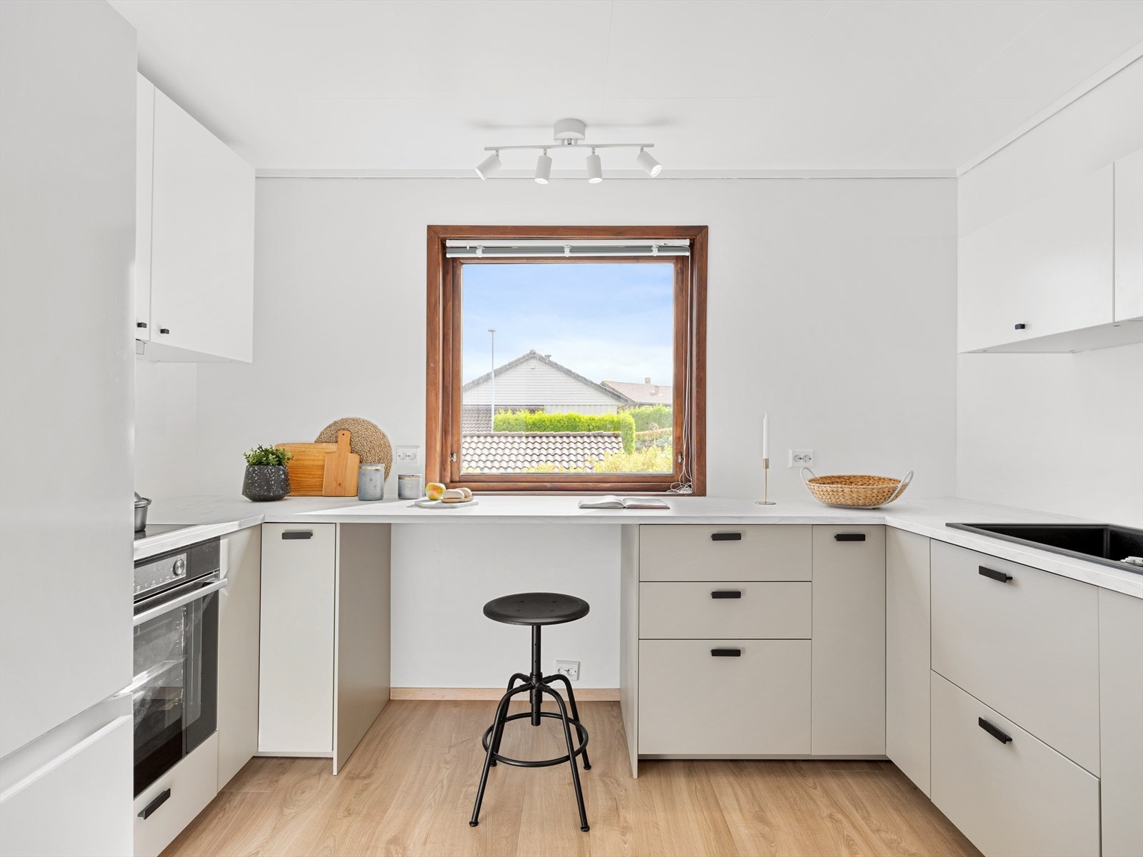 Nytt kjøkken i lekker farge. God lagringsplass i skuffer og overskap. Galleribilde