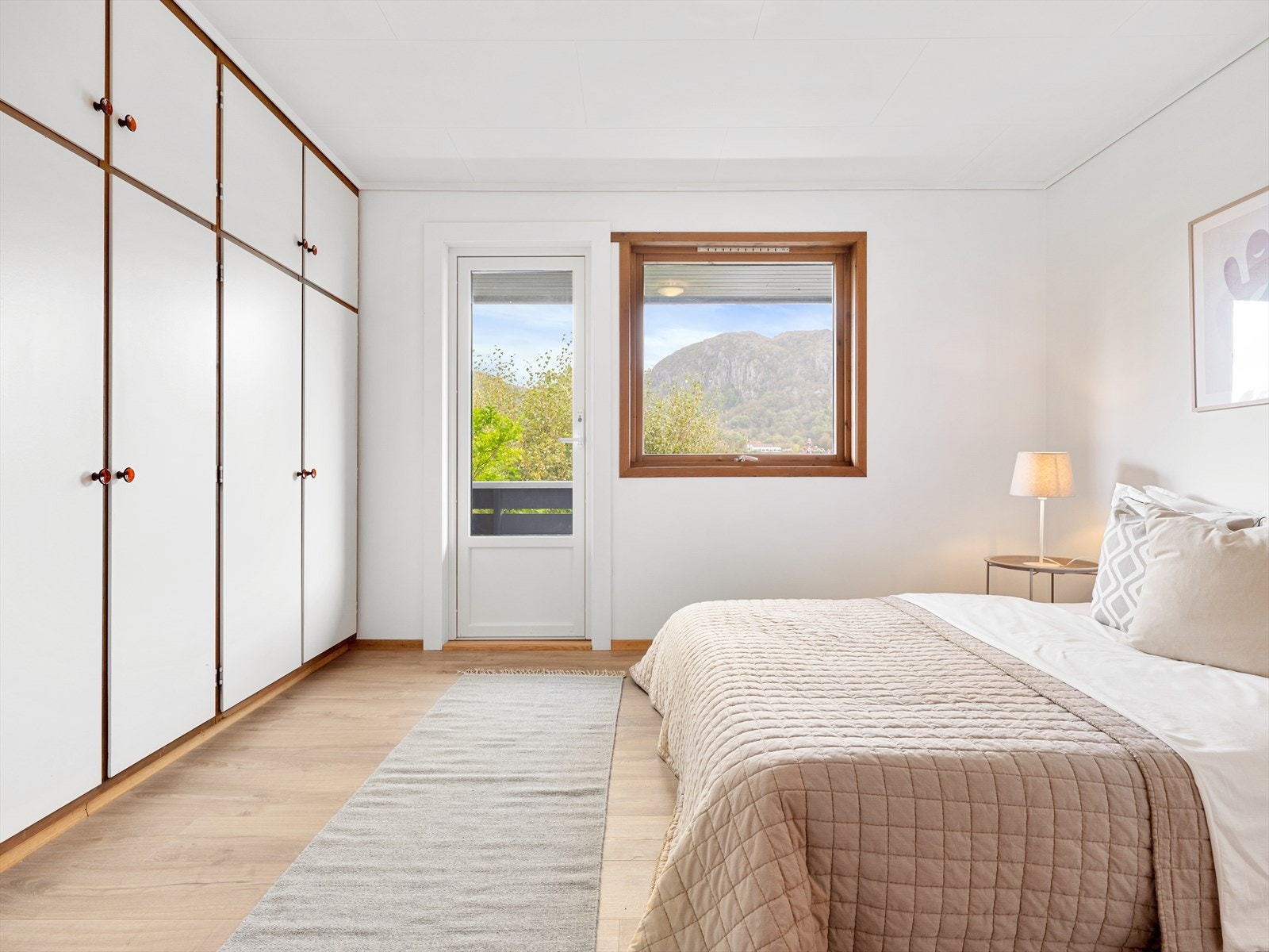 Garderobeskap med god lagringsplass. Galleribilde