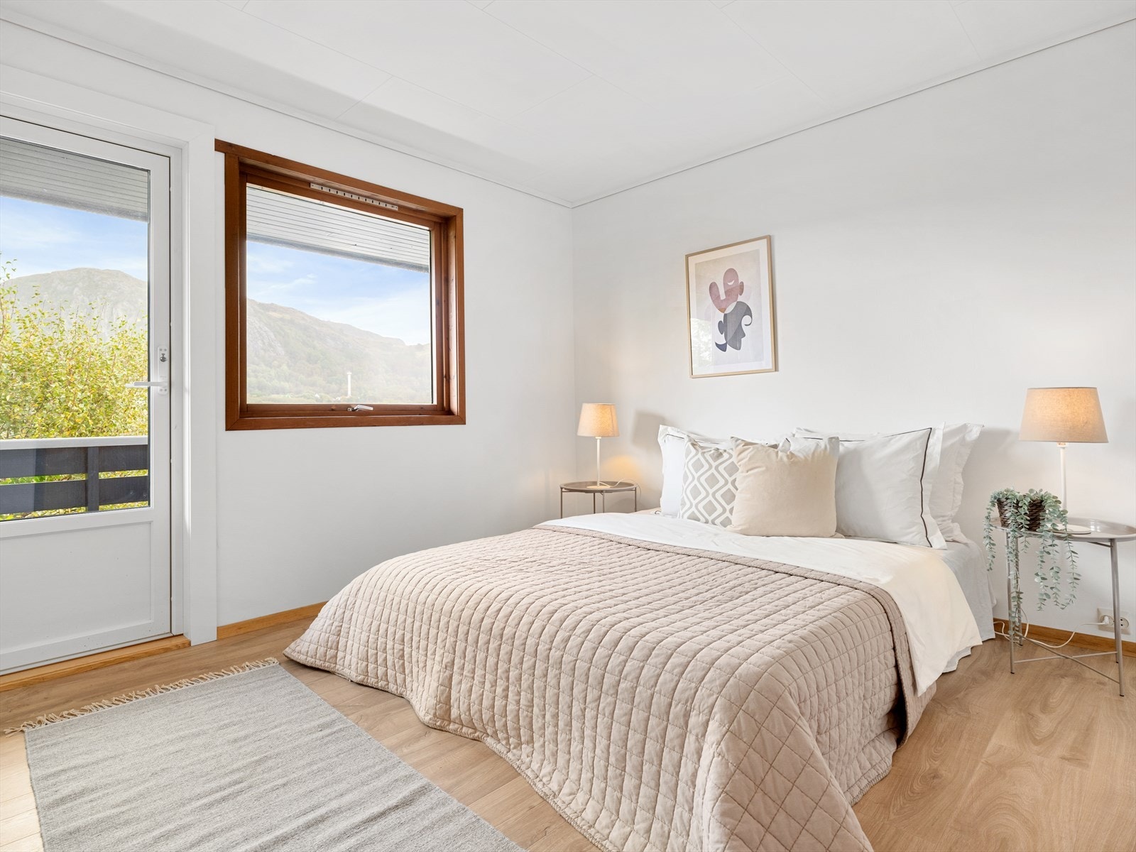 Stort hovedsoverom. Utgang til luftebalkong. Nyere dør satt inn. Veggene er malt og gulvet er nytt. Galleribilde