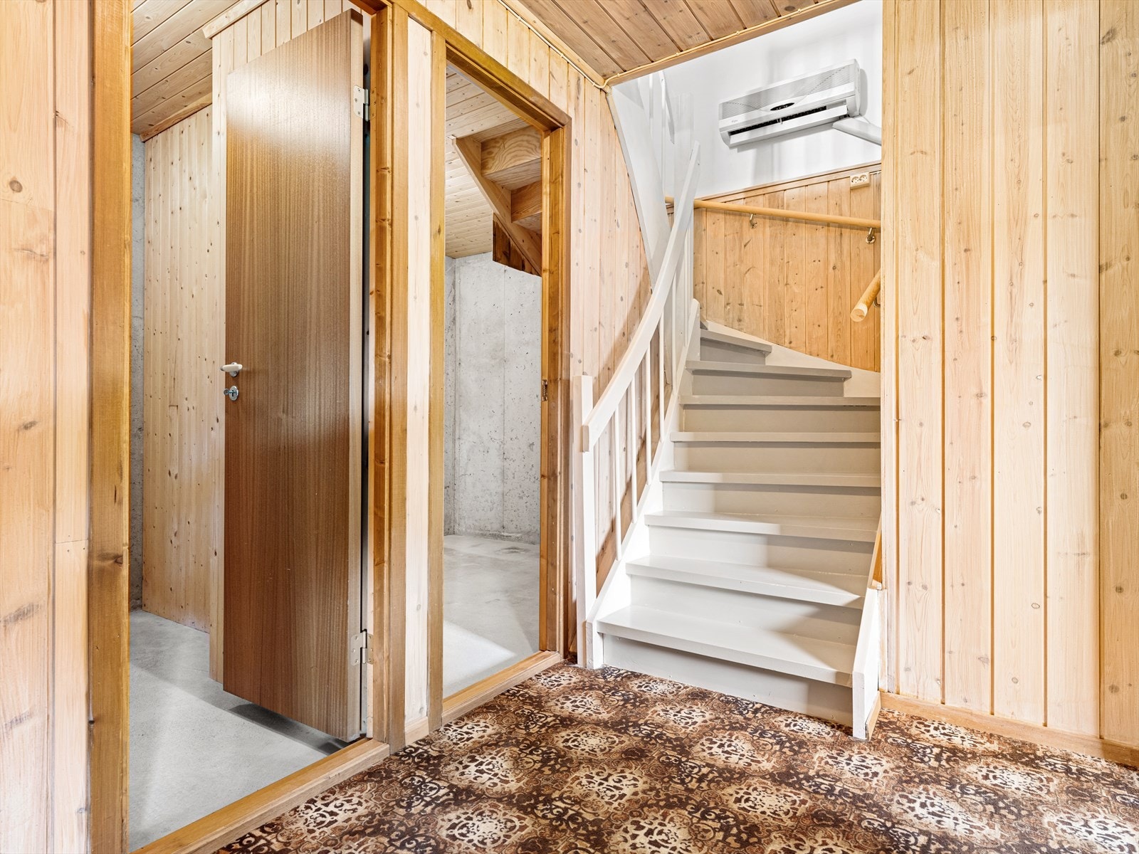 Fra gangen er det trapp ned til U.etg
Trappa er malt. Galleribilde