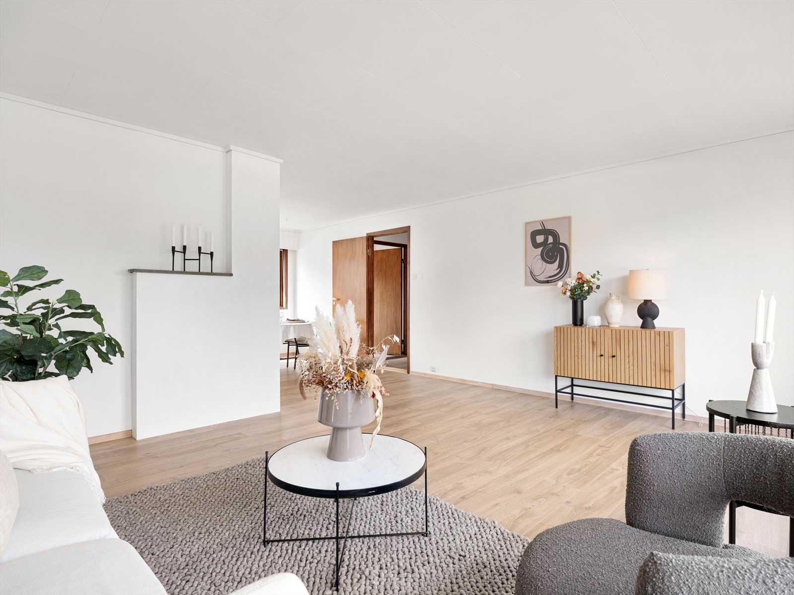 Lyse vegger og flott gulv. Pipe med mulighet til å sette inn vedovn. Galleribilde