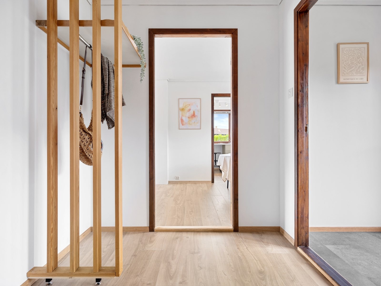 Gang med garderobeplass. Galleribilde