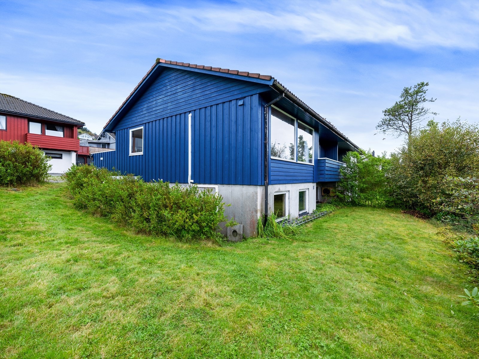 Beliggende i på Opstad som er et etablert boligområde på Ålgård. Galleribilde