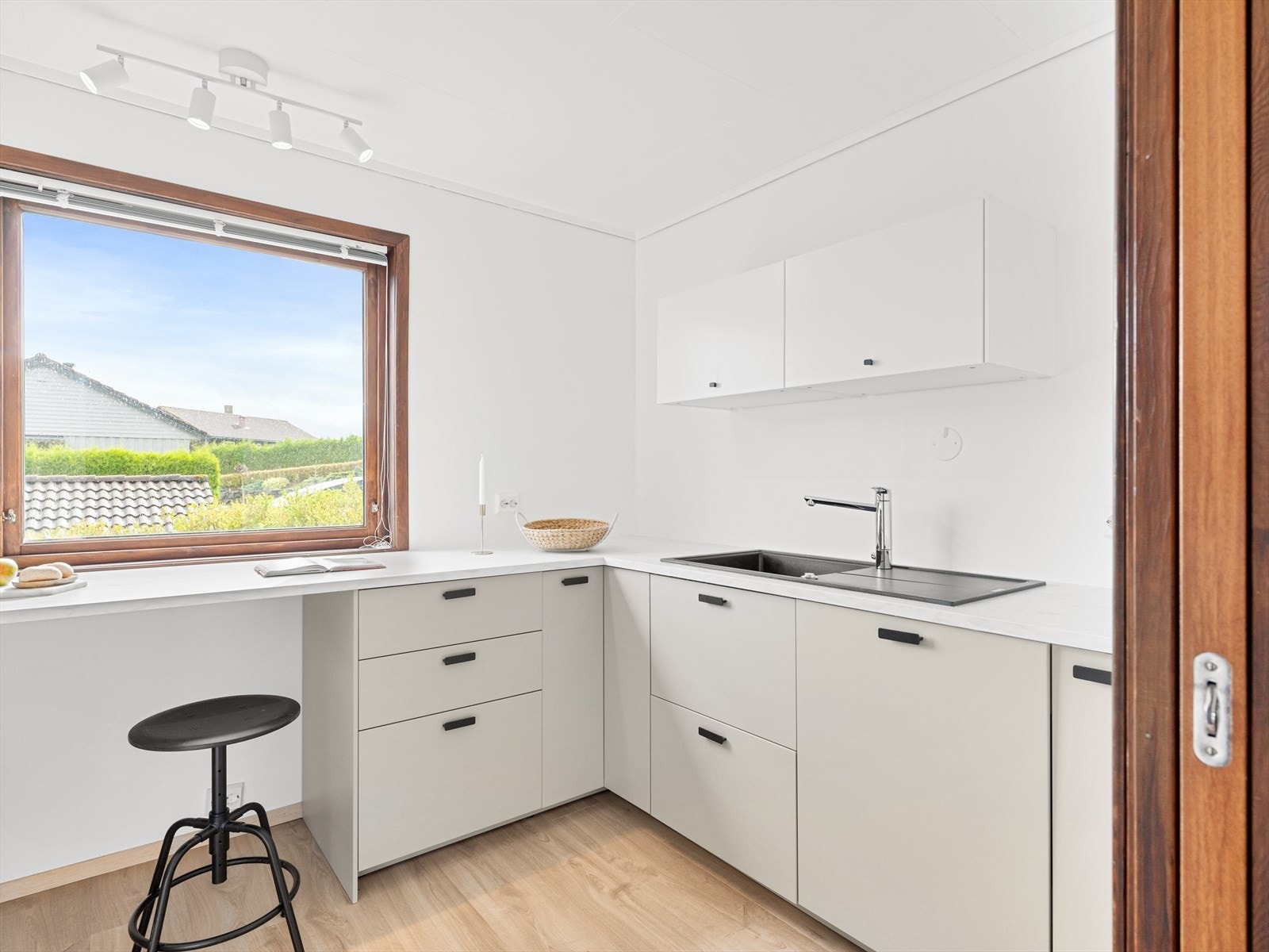 Sitteplass ved kjøkkenbenk. Herlig lys inn i rommet. Integrert komfyr og oppvaskmaskin. Galleribilde