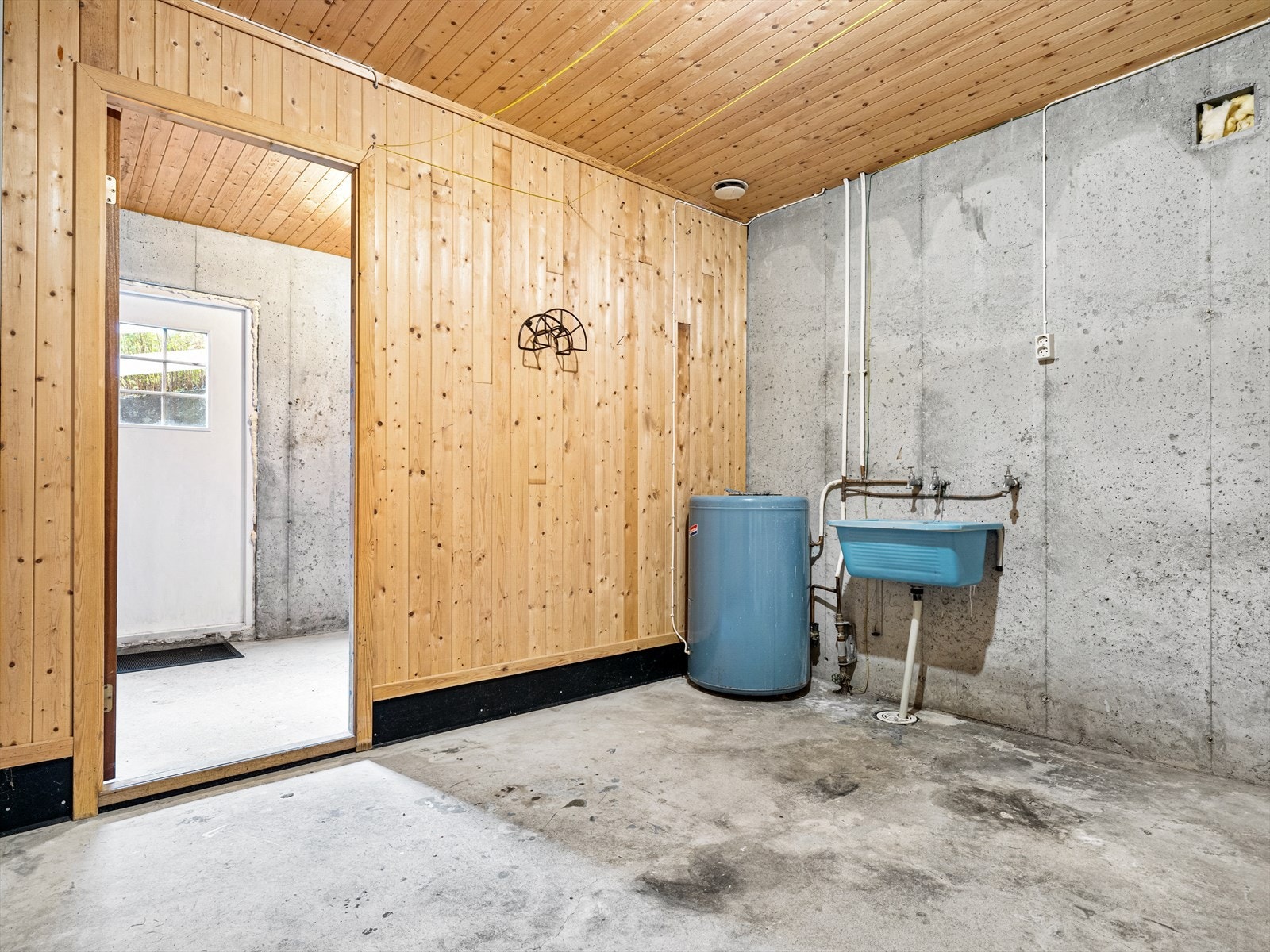 Vaskekjeller med utslagsvask og opplegg for vaskemaskin. Direkte utgang ut. Galleribilde