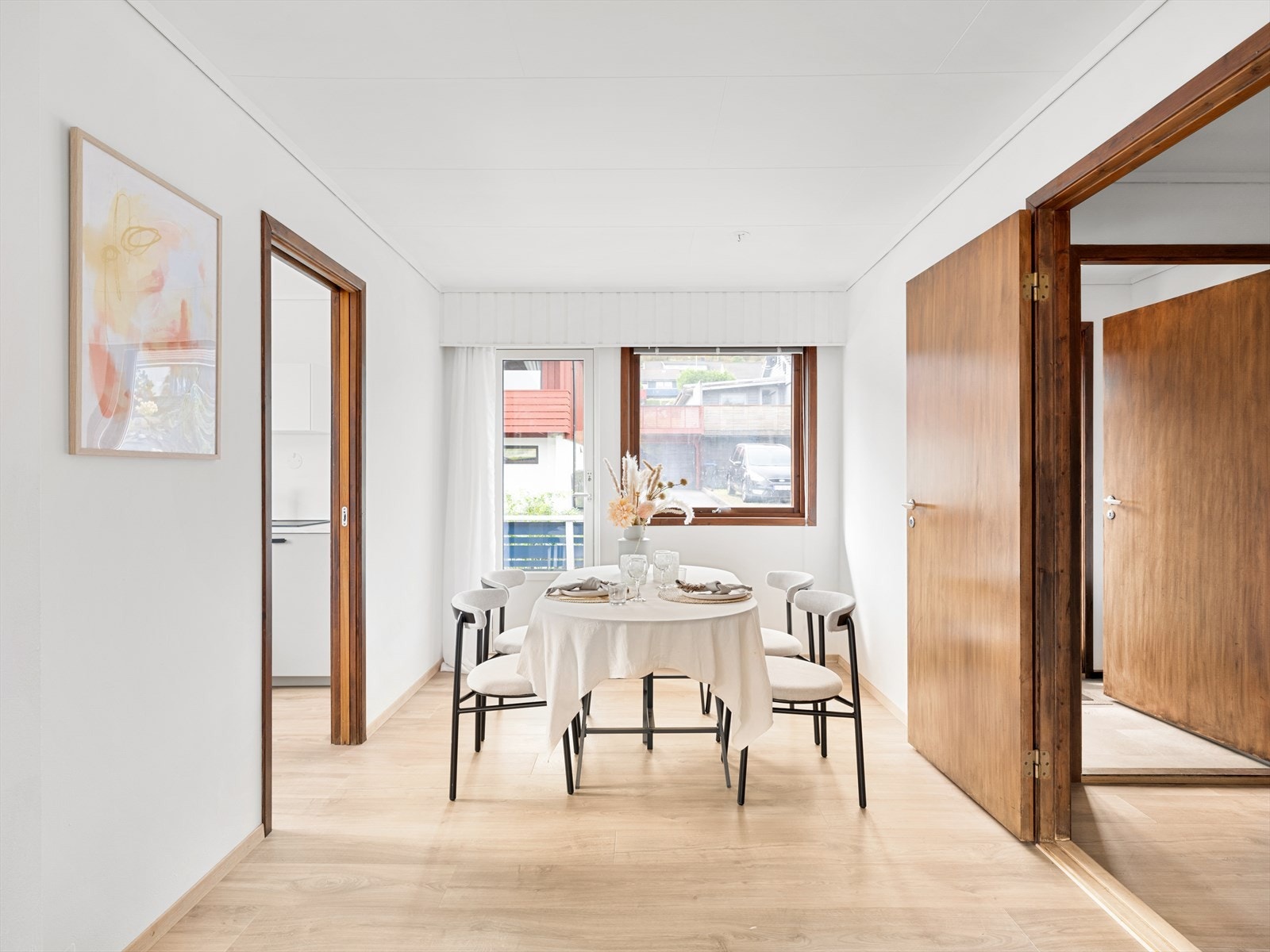 Plass til spisebord i tilknytning til kjøkken. Glassdør ut til lun og solrik terrasse. Galleribilde