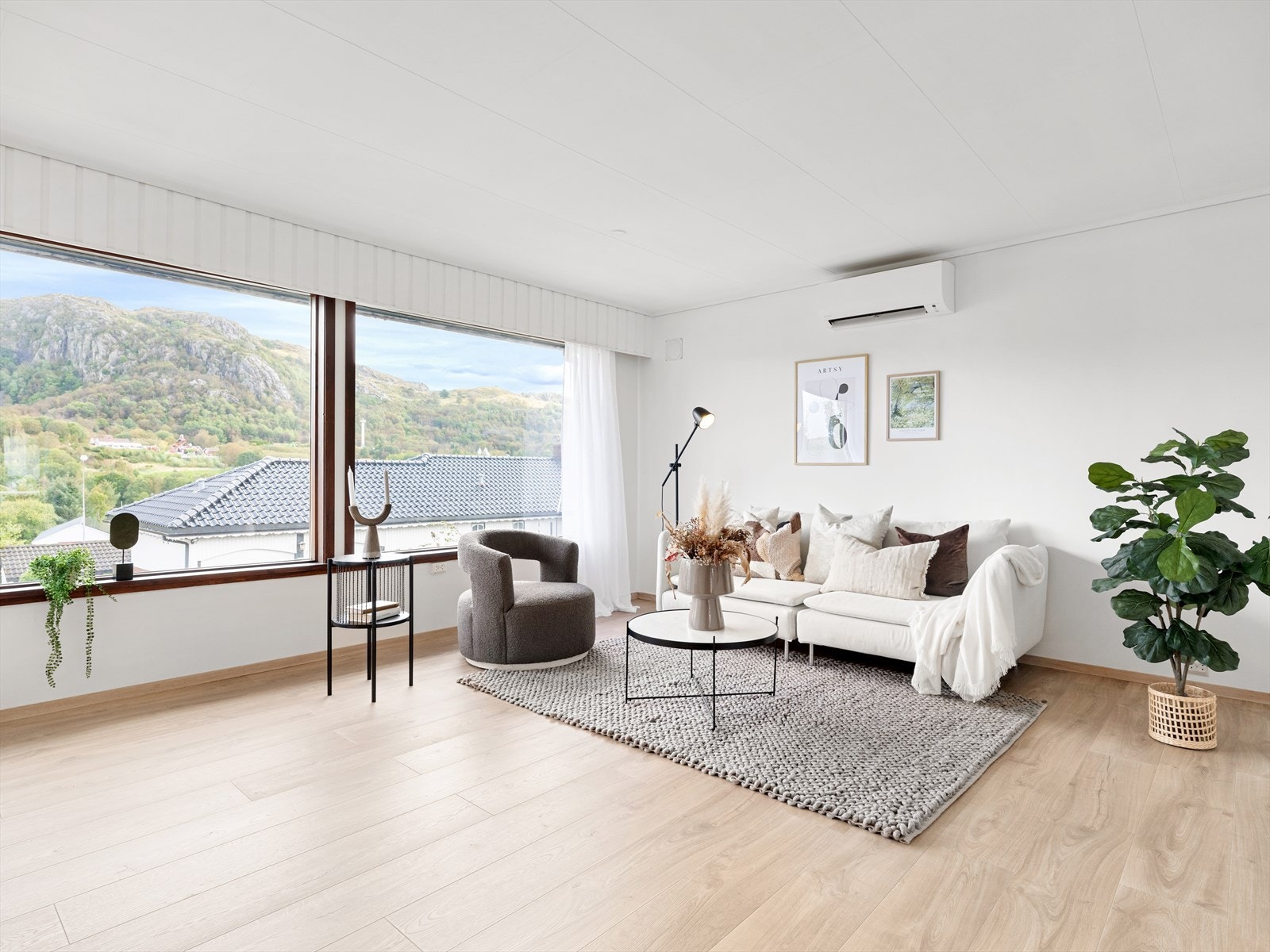 Nyere varmepumpe. Store vinduer med flott utsikt! Galleribilde