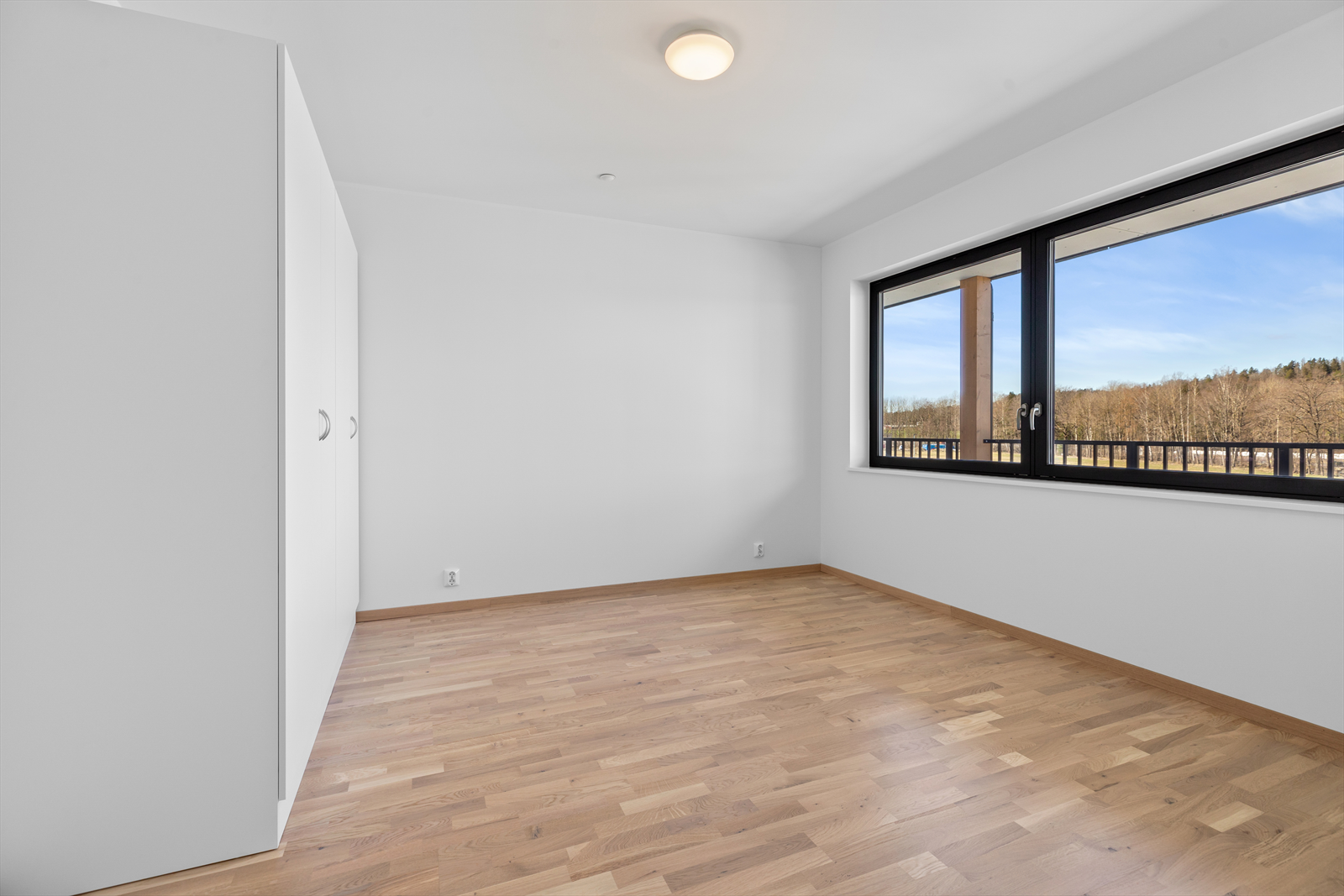 Stort hoved soverom med god plass for seng og garderobeløsninger Galleribilde