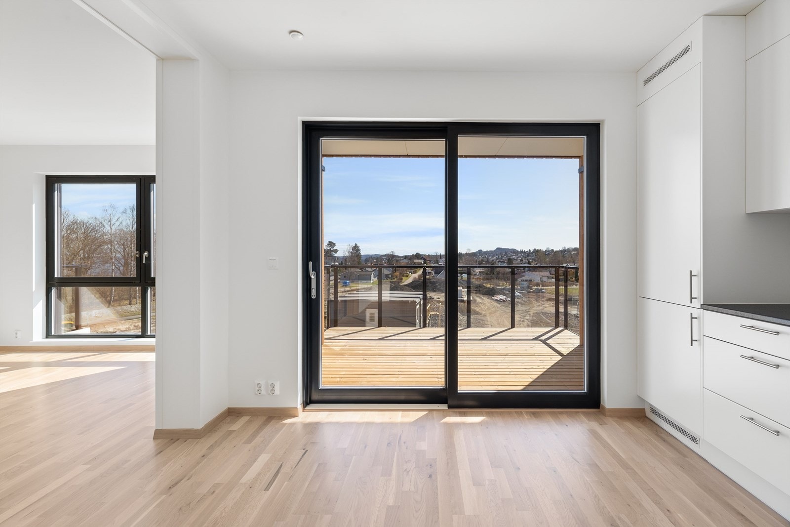 Fra kjøkkenet er det utgang til solrik balkong Galleribilde