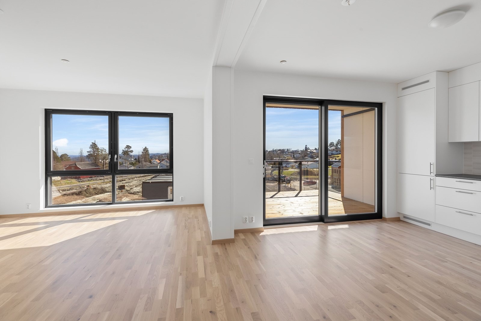 Store vindusflater sikrer godt med naturlig lys Galleribilde