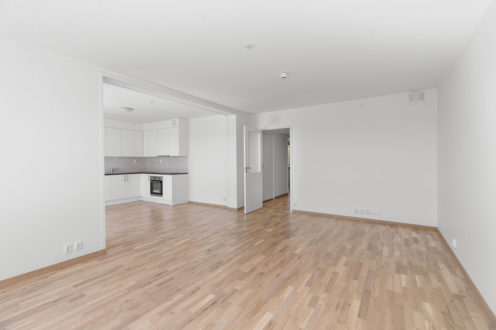 Romslig stue med god plass til sofa, stuebord og TV-benk Galleribilde