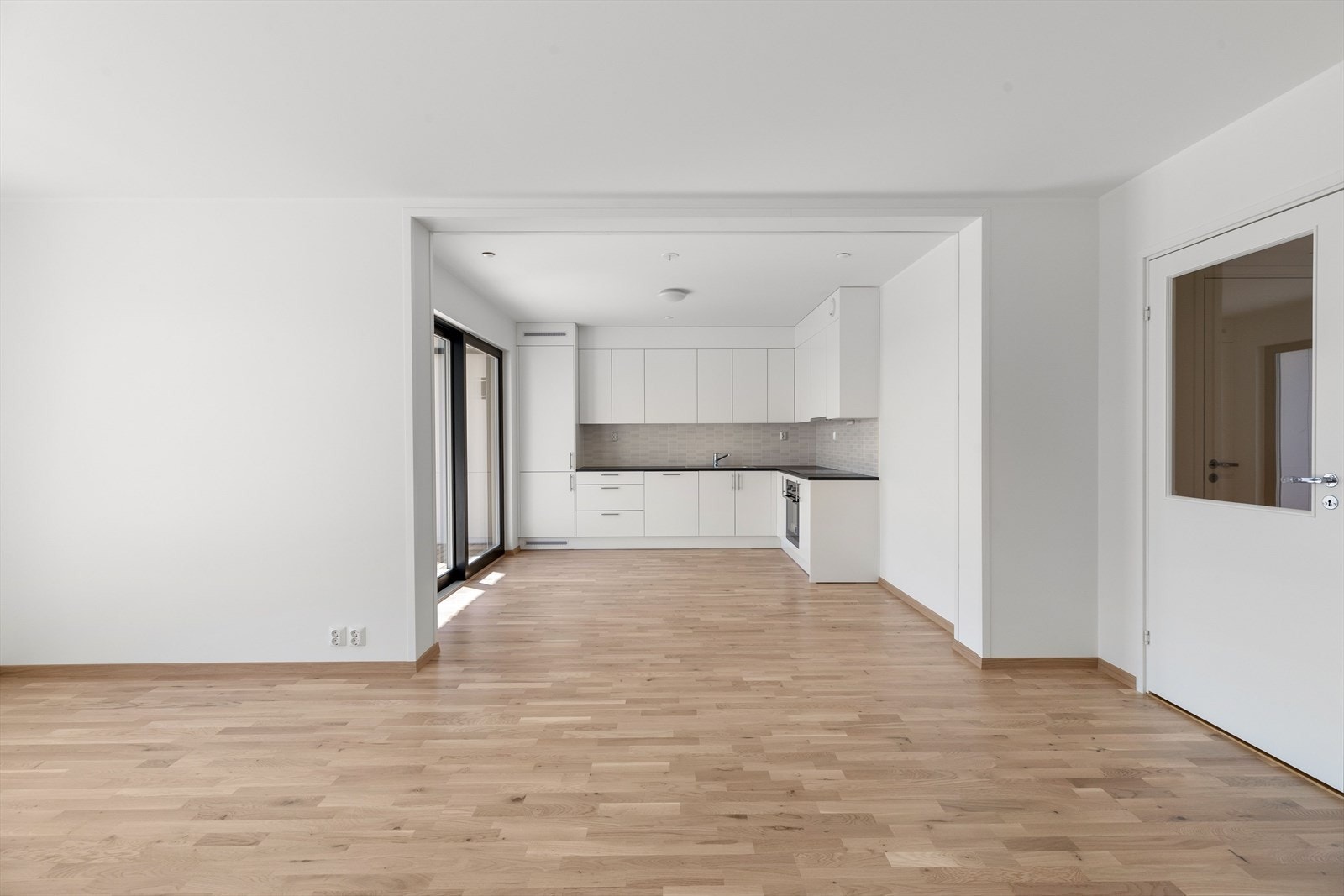 Kjøkkenet er i åpen løsning mot stuen Galleribilde