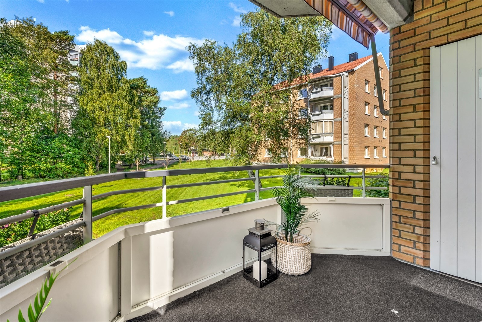 Fra balkongen har man i tillegg en utvendig bod som bidrar til oppbevaringsmuligheter. Galleribilde