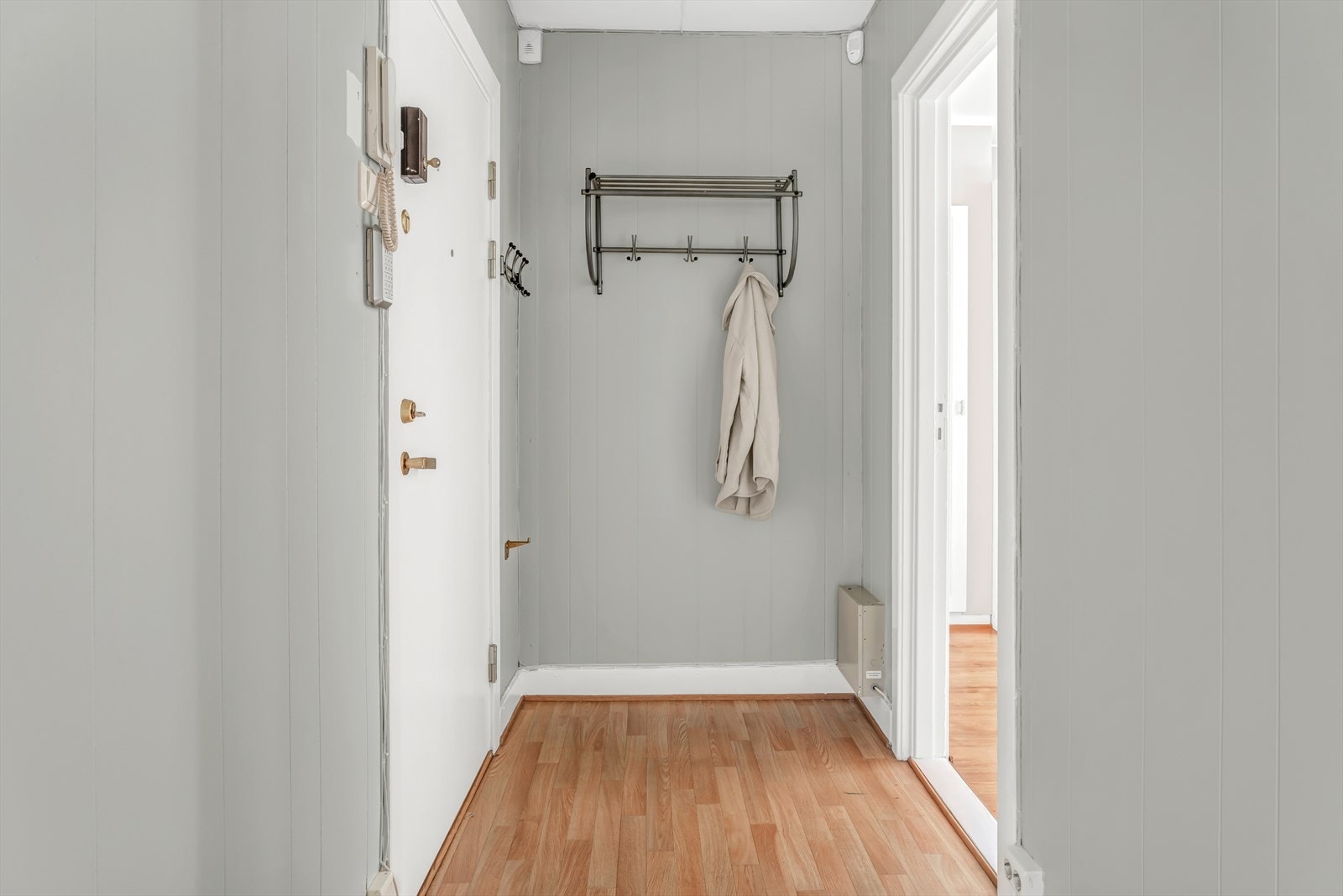 Velkommen inn! Lys og innbydende entré med muligheter for å henge opp jakker og sette fra seg sko. Galleribilde