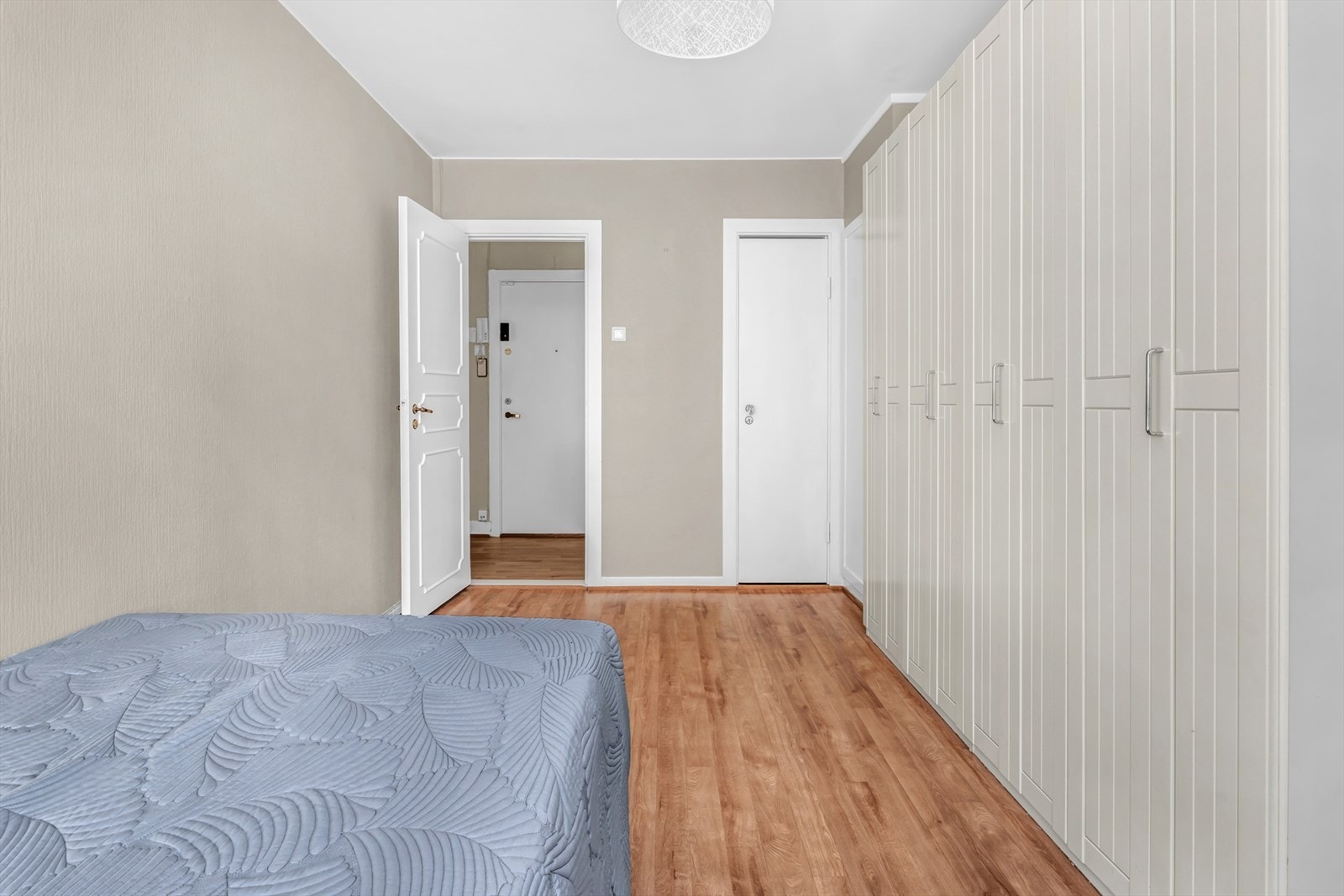 Soverommet har også tilgang på ett kott som man kan bruke som walk-in-closet. Galleribilde
