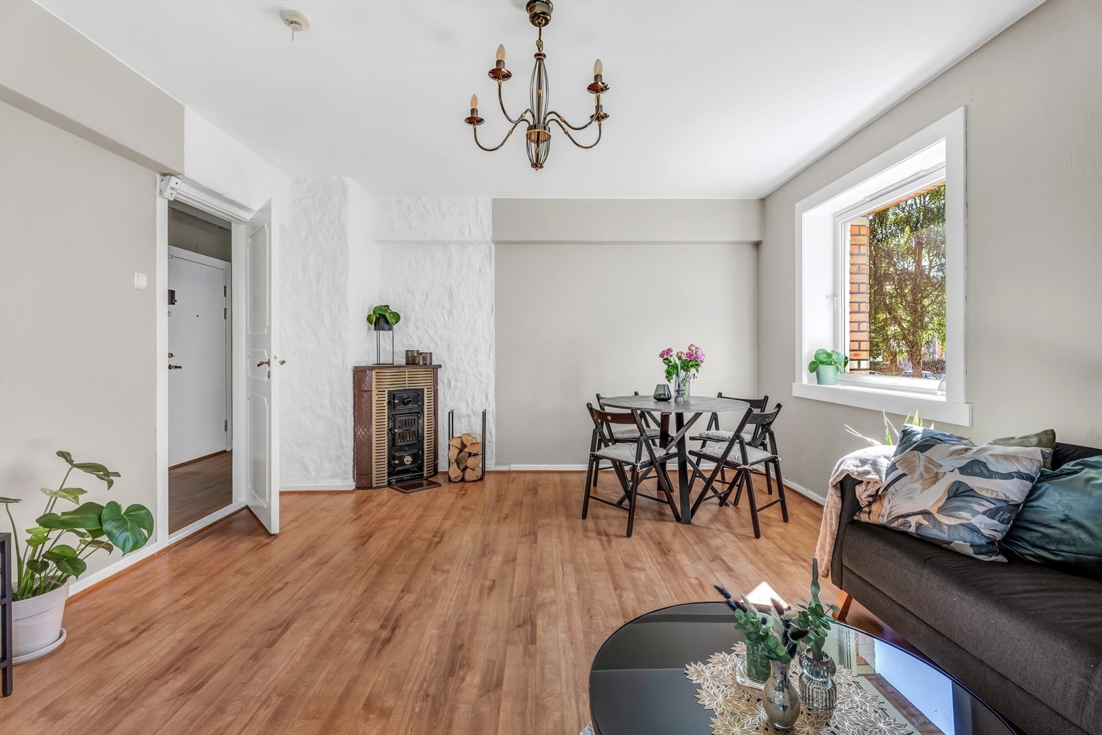 Stuen er av god størrelse, med plass til hjørnesofa, tilhørende bord, spisegruppe og annet ønskelig møblement. Galleribilde