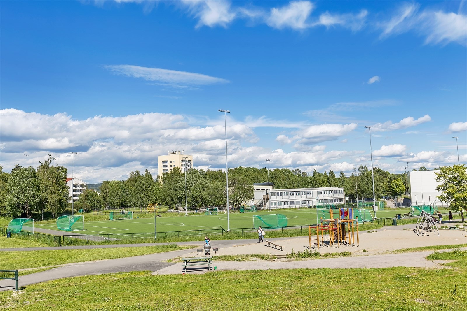 Det er kort vei til Lambertseter idrettspark med fotballbaner, friidrettsanlegg og idrettslekeplass. Galleribilde
