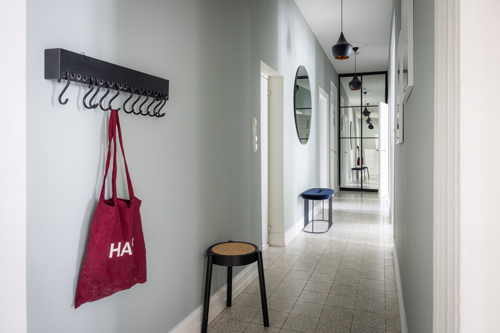 Entréen/gangen er langstrakt og lys, og har adkomst til alle leilighetens rom med unntak
av stuen. Galleribilde