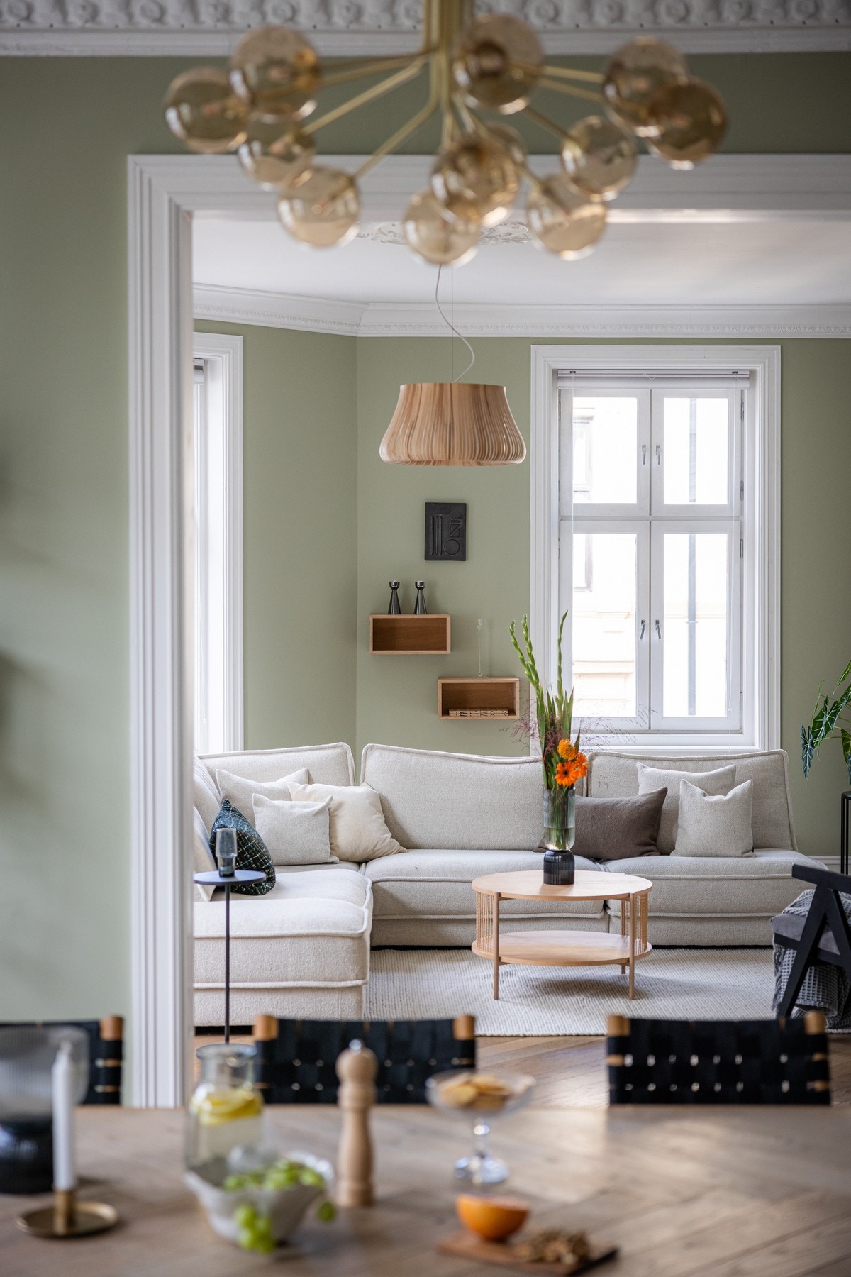 Leiligheten er nydelig utformet med store oppholdsrom og klassisk innredning, og byr på særdeles gode lysforhold fra en rekke vindusflater. Galleribilde