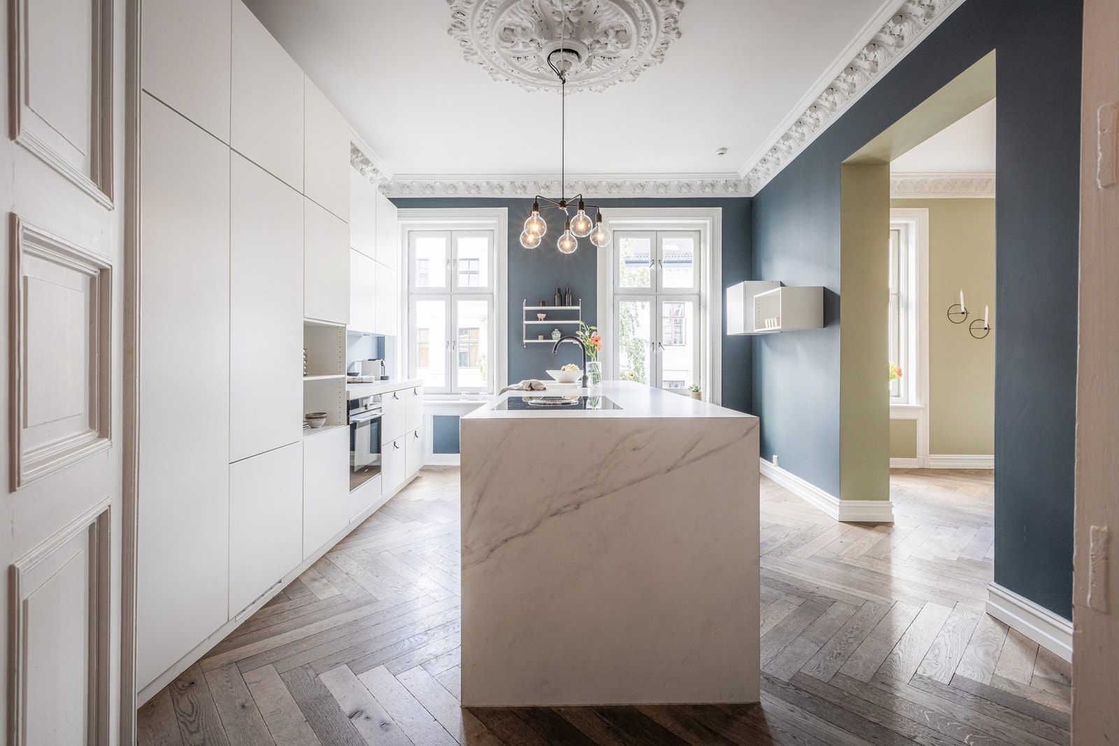 Kjøkkenet er romslig og lyst, og er innredet med en moderne kjøkkeninnredning fra 2016 med helvegg og frittstående kjøkkenøy. Galleribilde