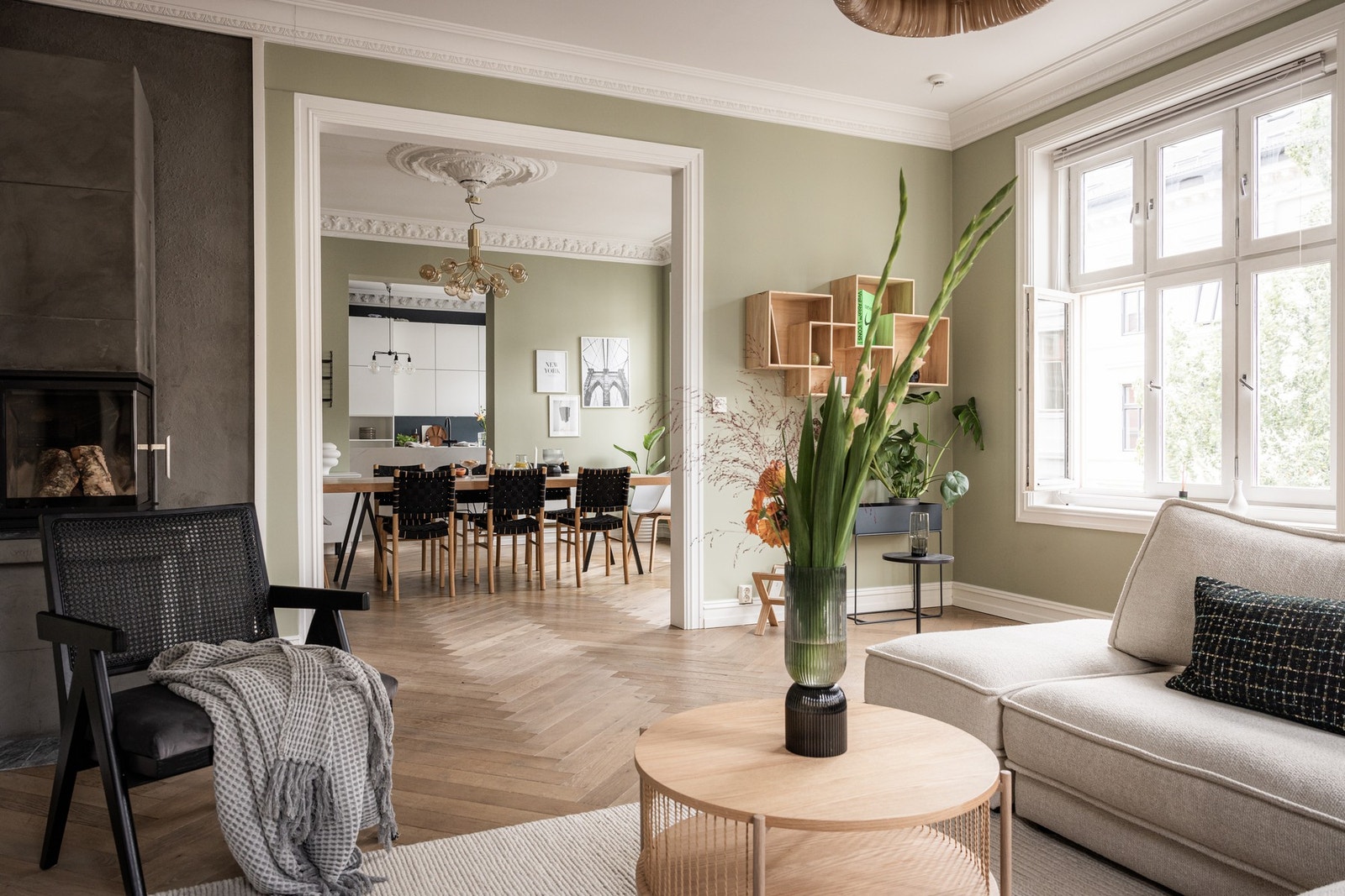 Velkommen til Hansteens gate 12A - En vakker 4(5)-roms selveierleilighet med attraktiv beliggenhet i et
tilbaketrukket nabolag på Frogner/Vika. Galleribilde