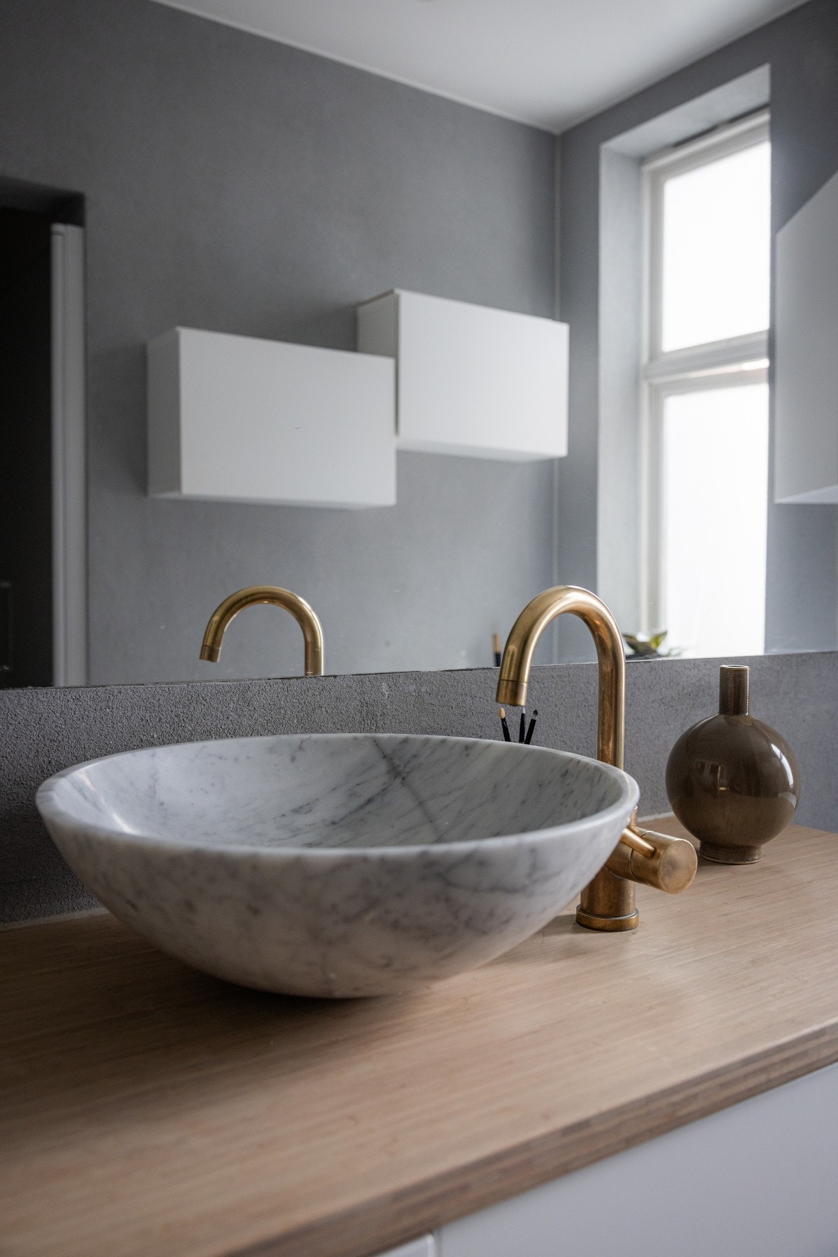Badet er innredet med
badekar, skålservant med underskap, heldekkende speil, veggskap, regndusj og toalett. Galleribilde