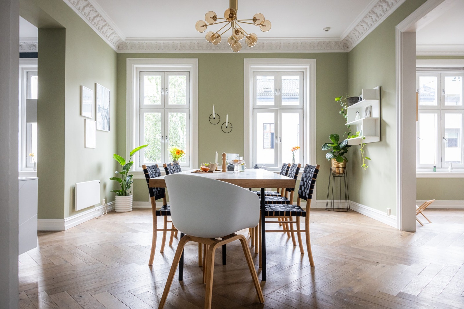 Spisestuen er innredet i tråd med stuen, og har et nærmest herskapelig uttrykk med bred
stukkatur og nydelig rosett. Galleribilde