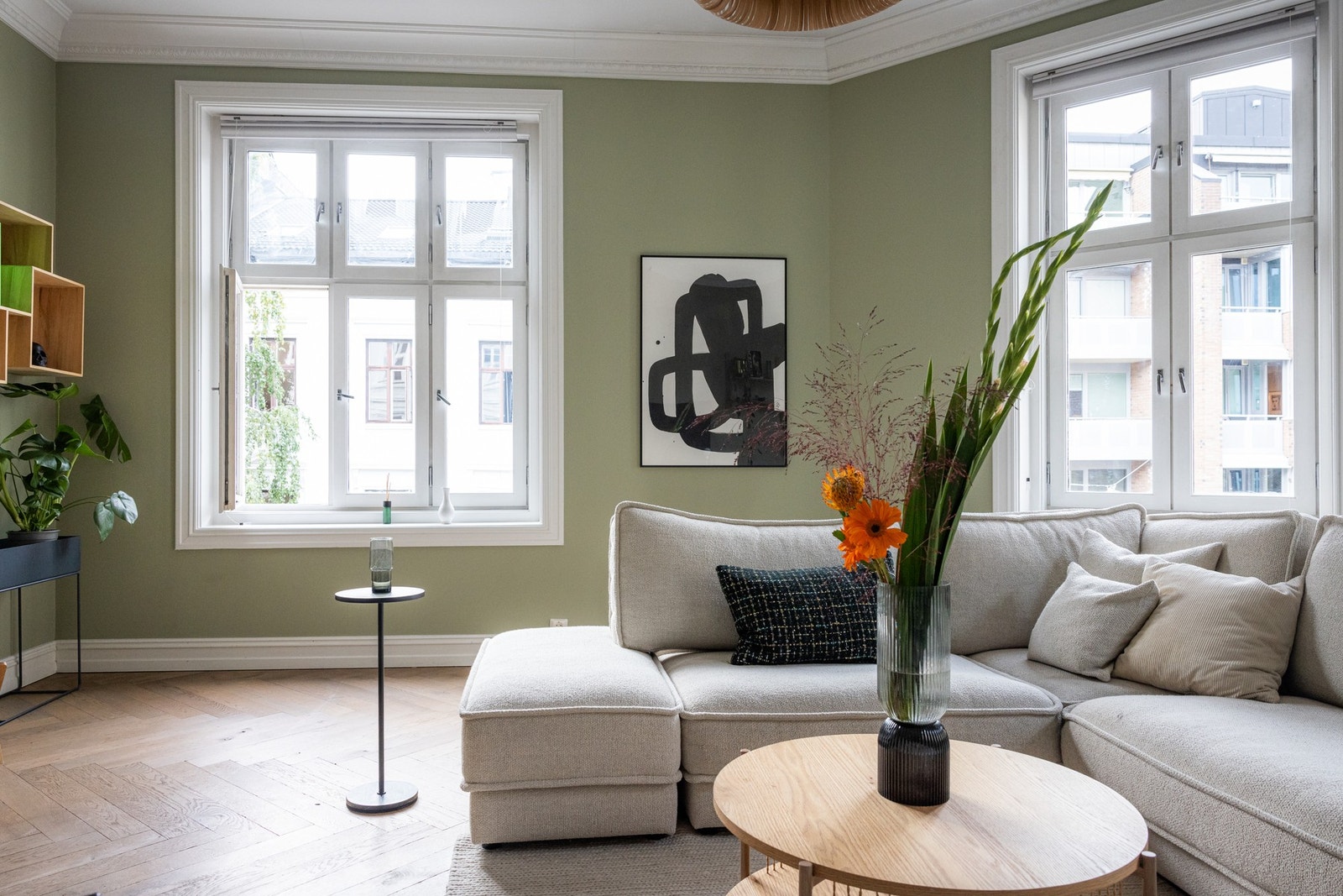 Stuen har en flott plassering på hjørnet av leiligheten, hvor man her kommer inn til et nydelig samlingsrom med ypperlige lysforhold fra flere vinkler og romslig areal. Galleribilde