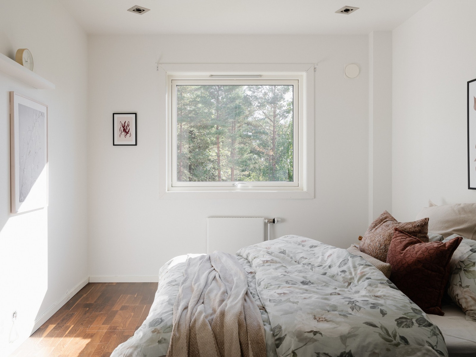 Hovedsoverommet ligger vendt mot det frodige skogholtet i syd. Galleribilde