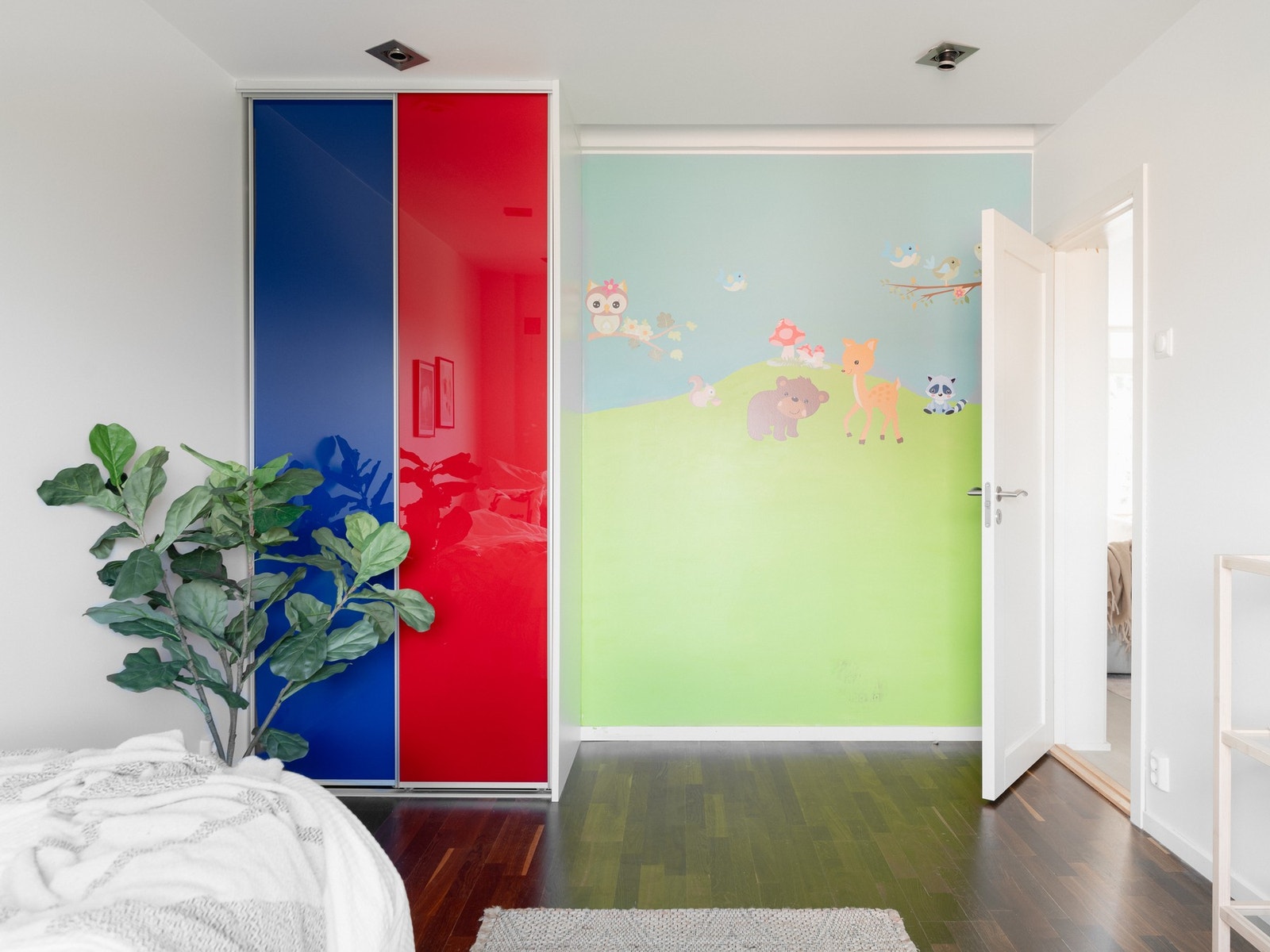 Det nordvendte soverommet er innredet med en fargerik skyvedørsgarderobe. Galleribilde