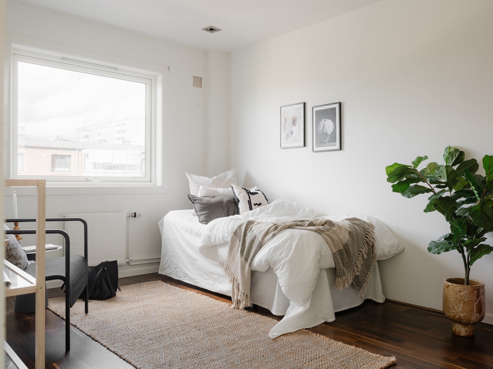 Soverommene er lysmalte med listefri himling og nøttebrunt parkettgulv. Galleribilde